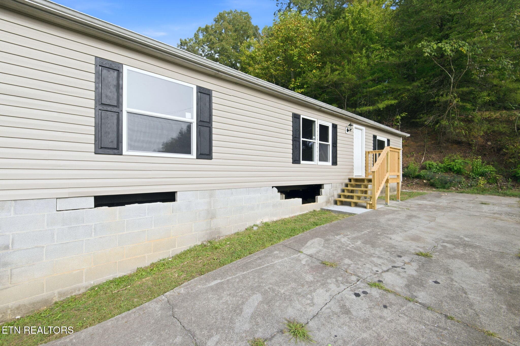 11-web-or-mls-9389 - Decluttered and Ren - 445 W Broad St, Clinton, TN 37716, Clinton
