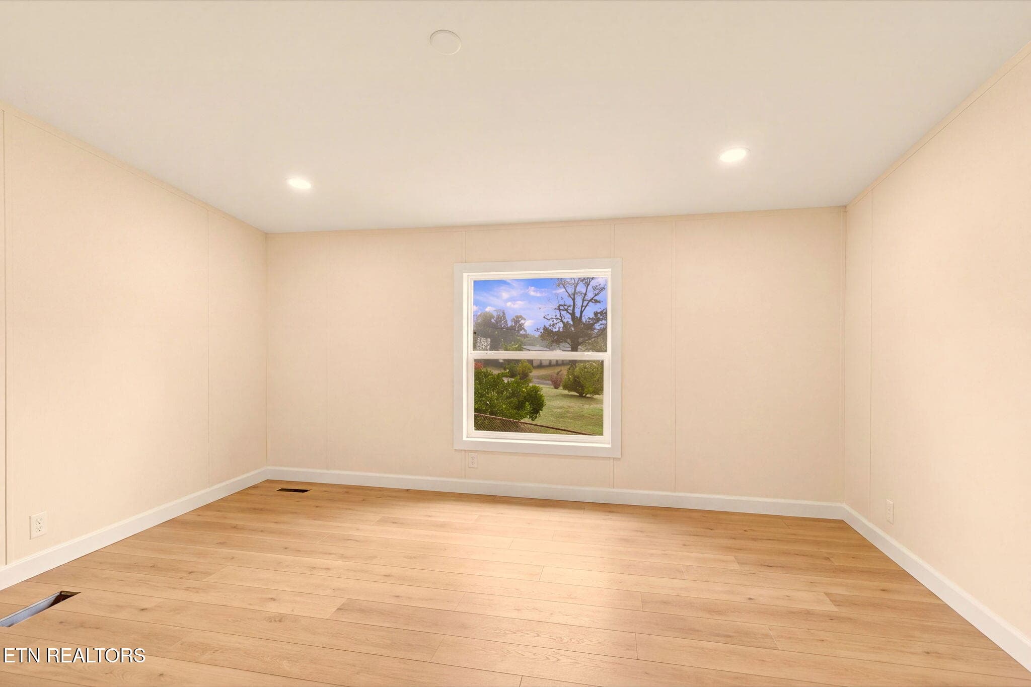 14-web-or-mls-9360 - Decluttered and Ren - 445 W Broad St, Clinton, TN 37716, Clinton