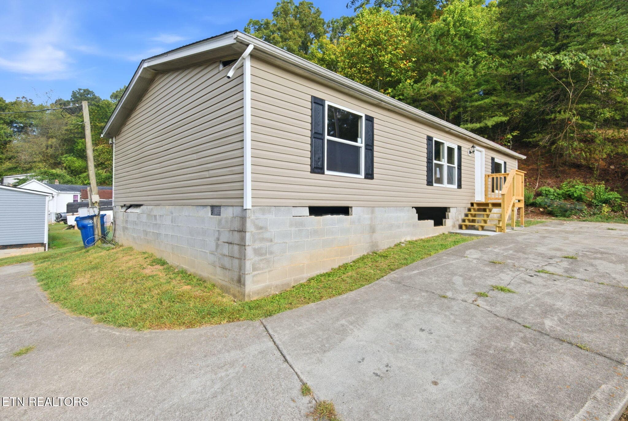 445 W Broad St, Clinton, TN 37716