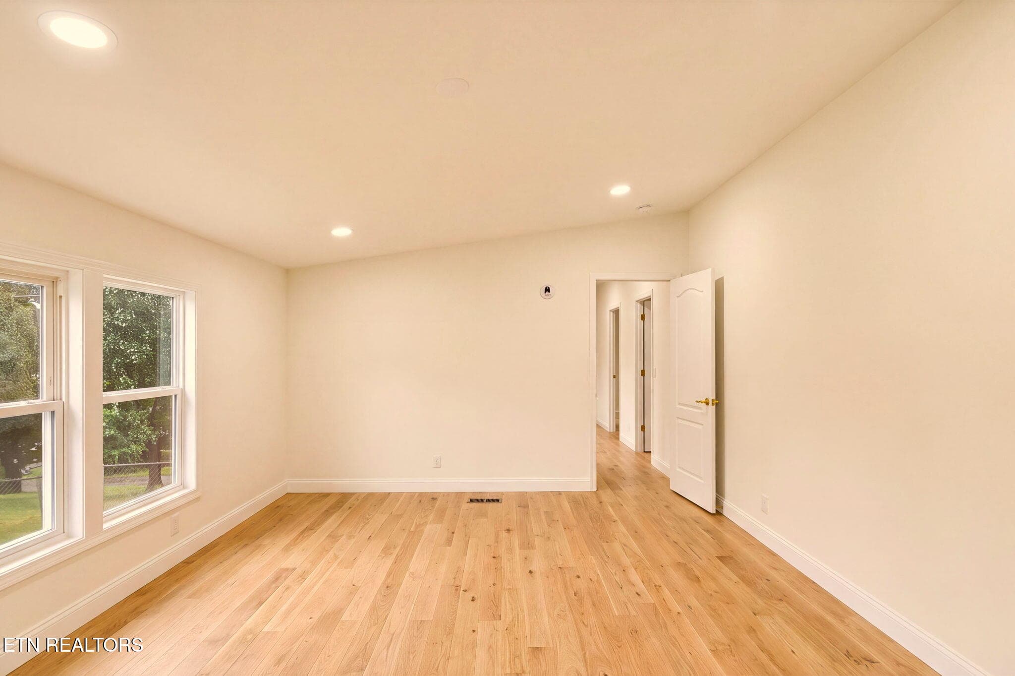 30-web-or-mls-9345 - Decluttered and Ren - 445 W Broad St, Clinton, TN 37716, Clinton