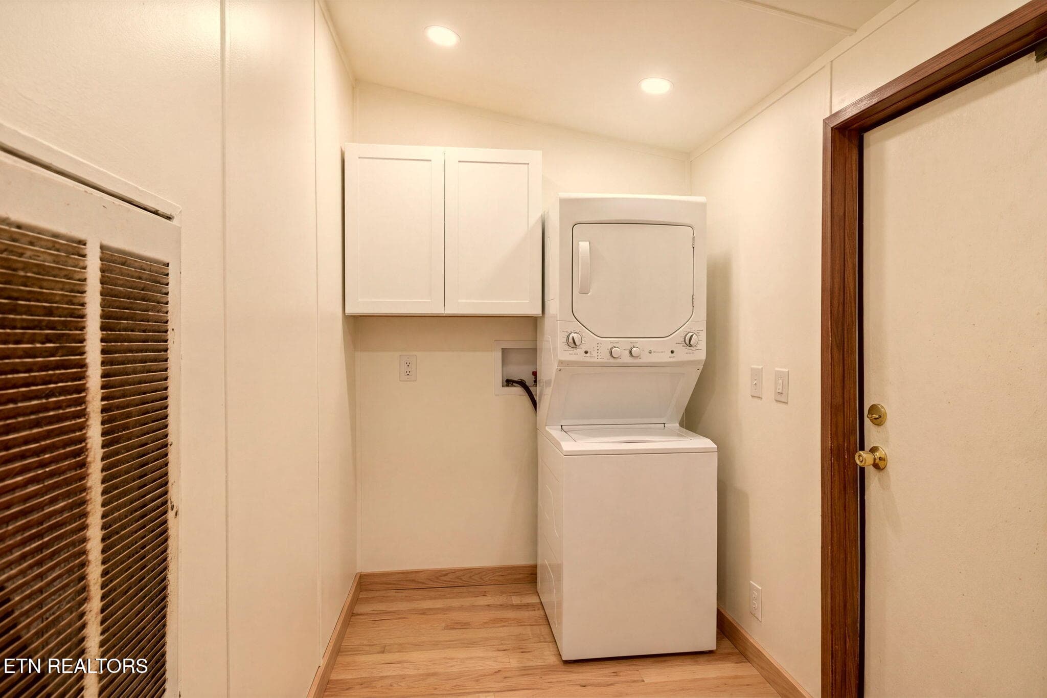 34-web-or-mls-9379 - Decluttered and Ren - 445 W Broad St, Clinton, TN 37716, Clinton