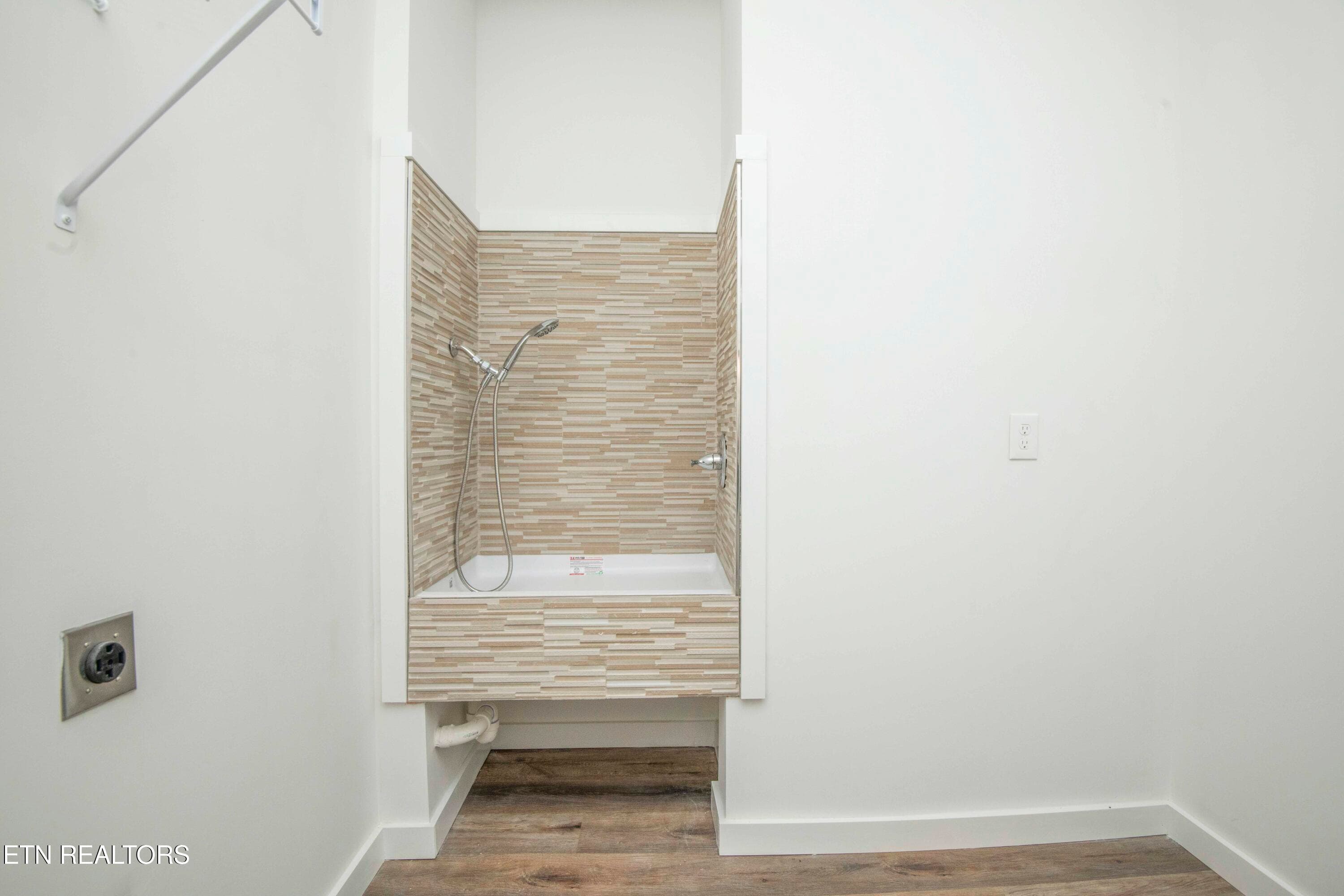 laundry_1 - 502 Hillside Lane, Lenoir City, TN 37771, Lenoir City