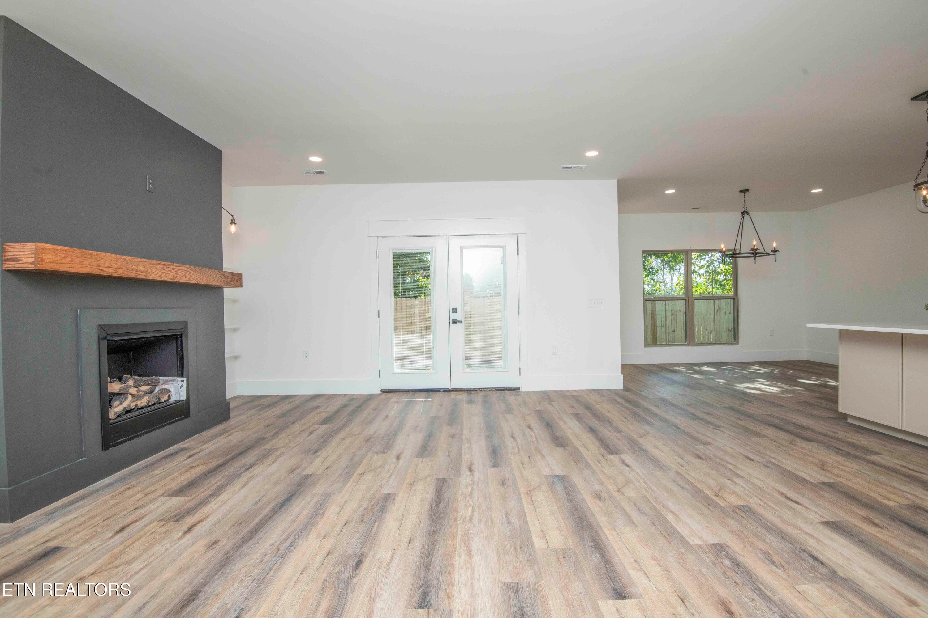 living 1_1 - 502 Hillside Lane, Lenoir City, TN 37771, Lenoir City