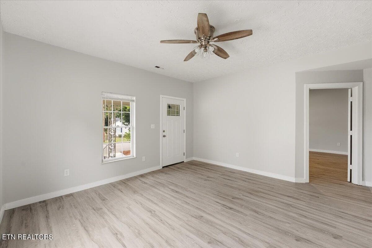 08-Living Room - 511 Ben Hur Ave, Knoxville, TN 37915, Knoxville
