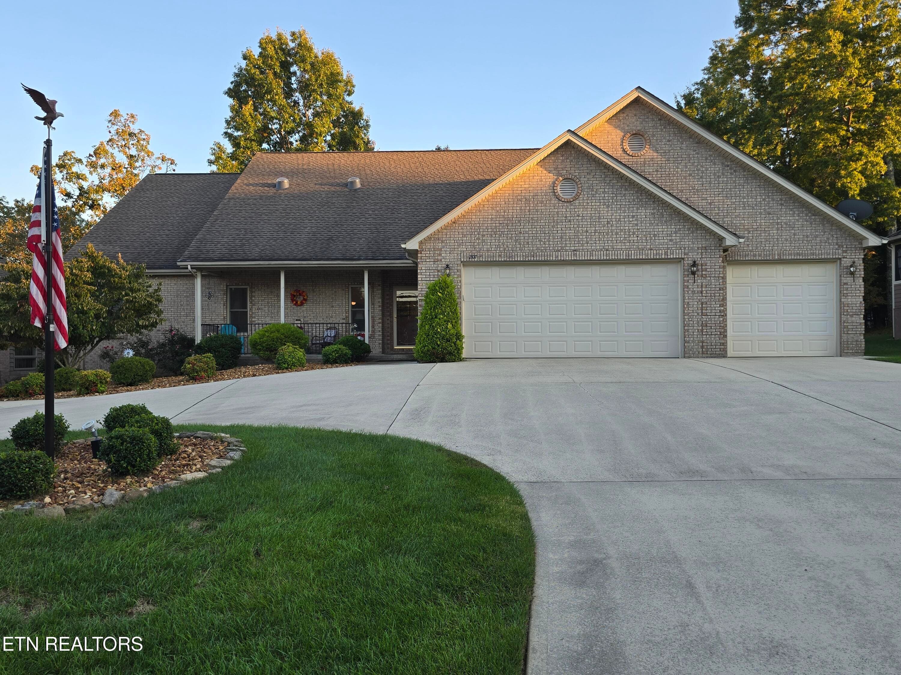 CIRCULAR DRIVE AND LARGE APRON - 207 Forest Hill Drive, Crossville, TN 38558, Crossville