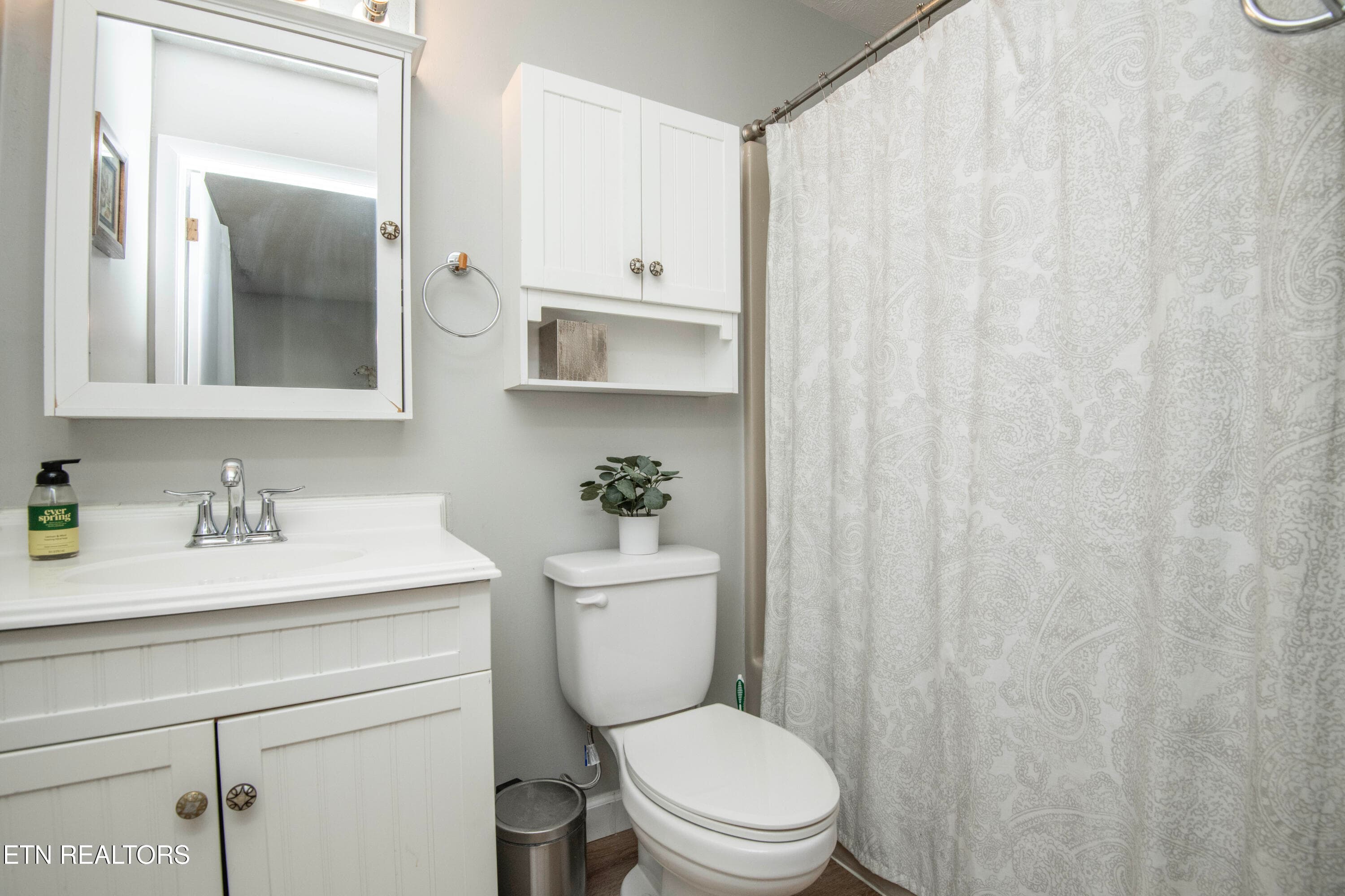 bath - 6812 Westland Drive, Knoxville, TN 37919, Knoxville