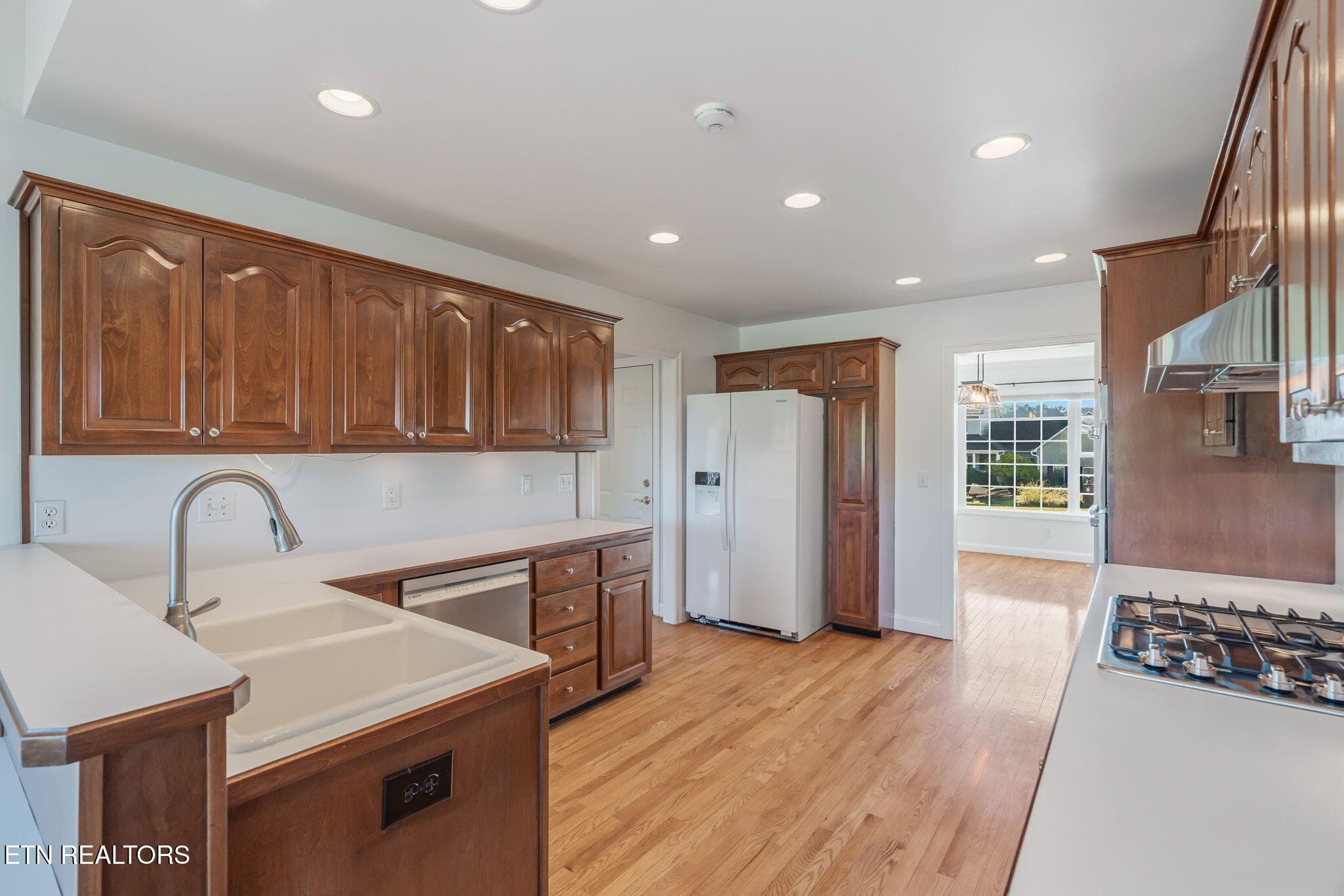 LARGE KITCHEN WITH LOTS OF COUNTER SPACE - 3716 Laurel Ridge Drive, Maryville, TN 37801, Maryville