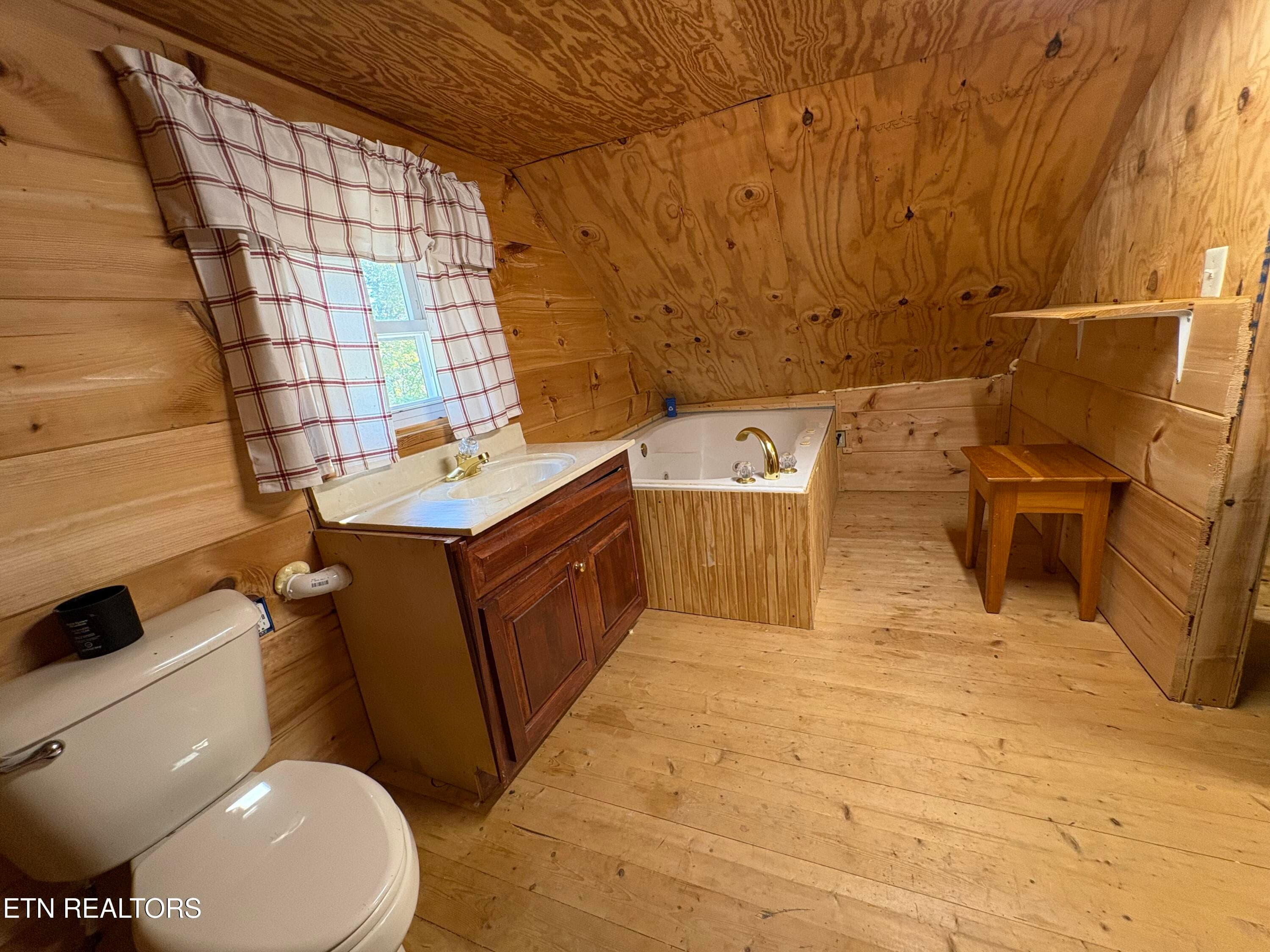 Upstairs Bathroom 2 - 6104 Roberts Rd, Corryton, TN 37721, Corryton