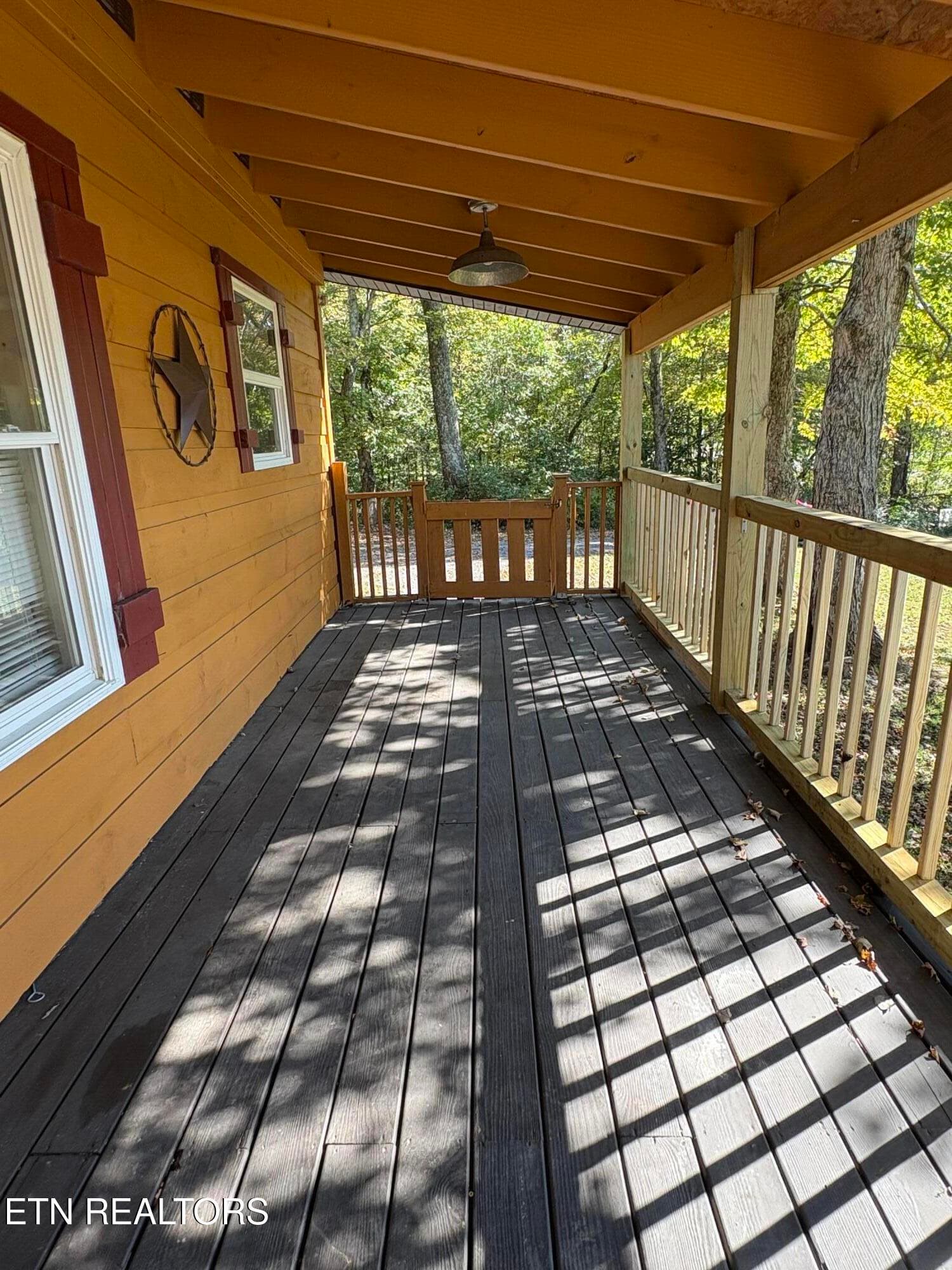 Covered Front Porch - 6104 Roberts Rd, Corryton, TN 37721, Corryton