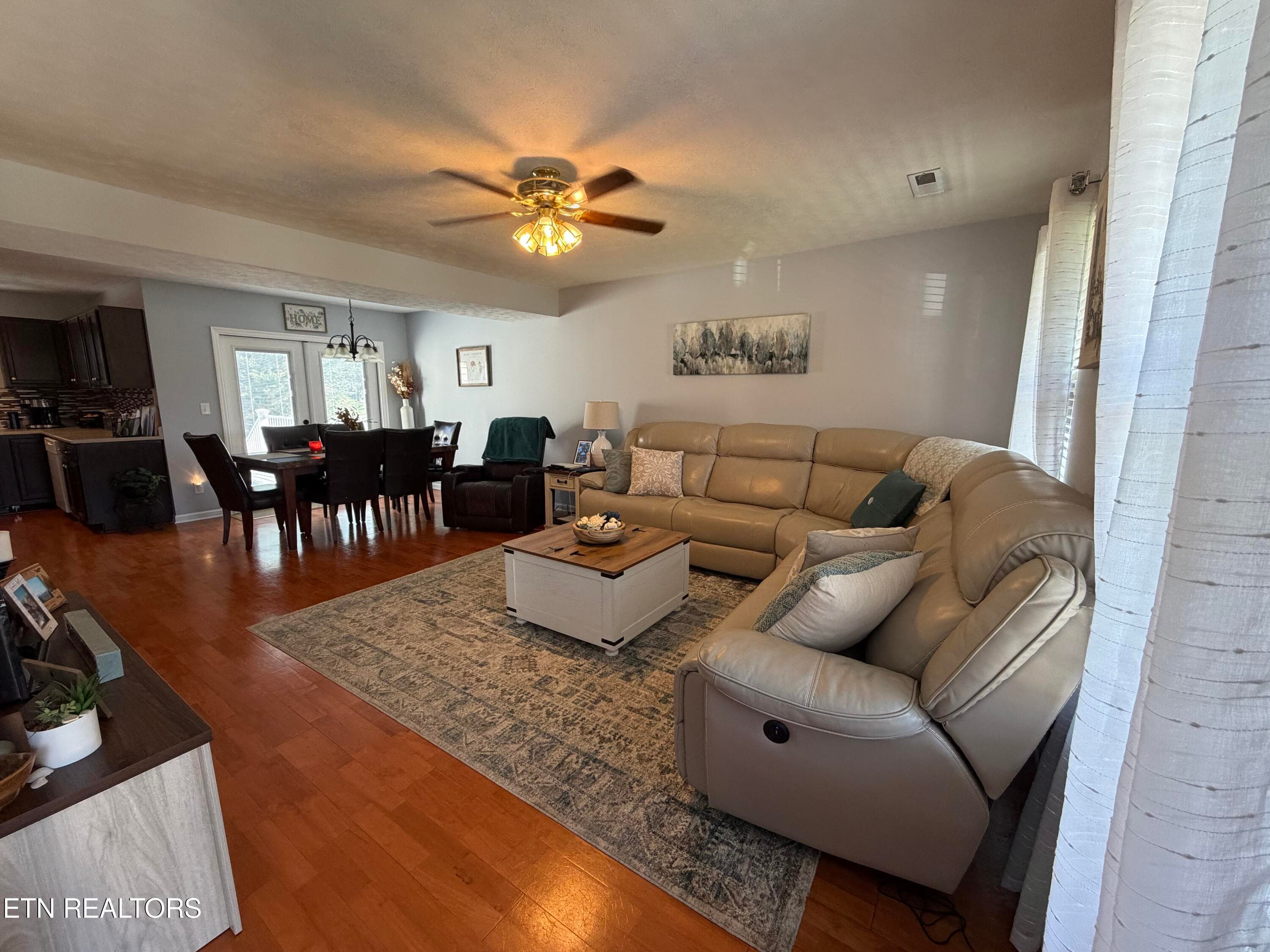 Thomas Living Room 1 - 2024 Thomas Ave, Maryville, TN 37804, Maryville