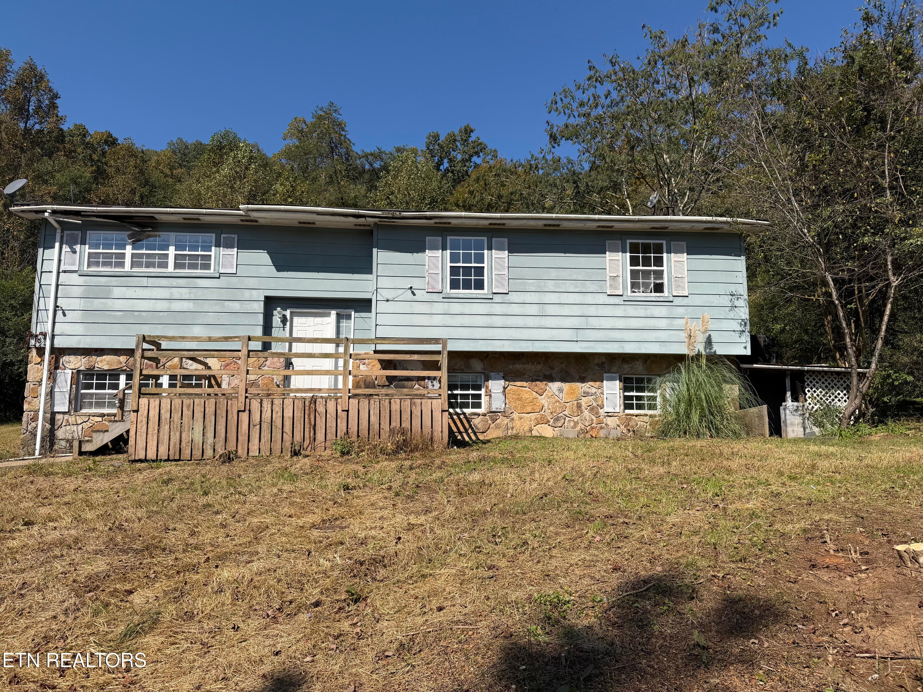 1487 Dutch Valley Rd, Clinton, TN 37716