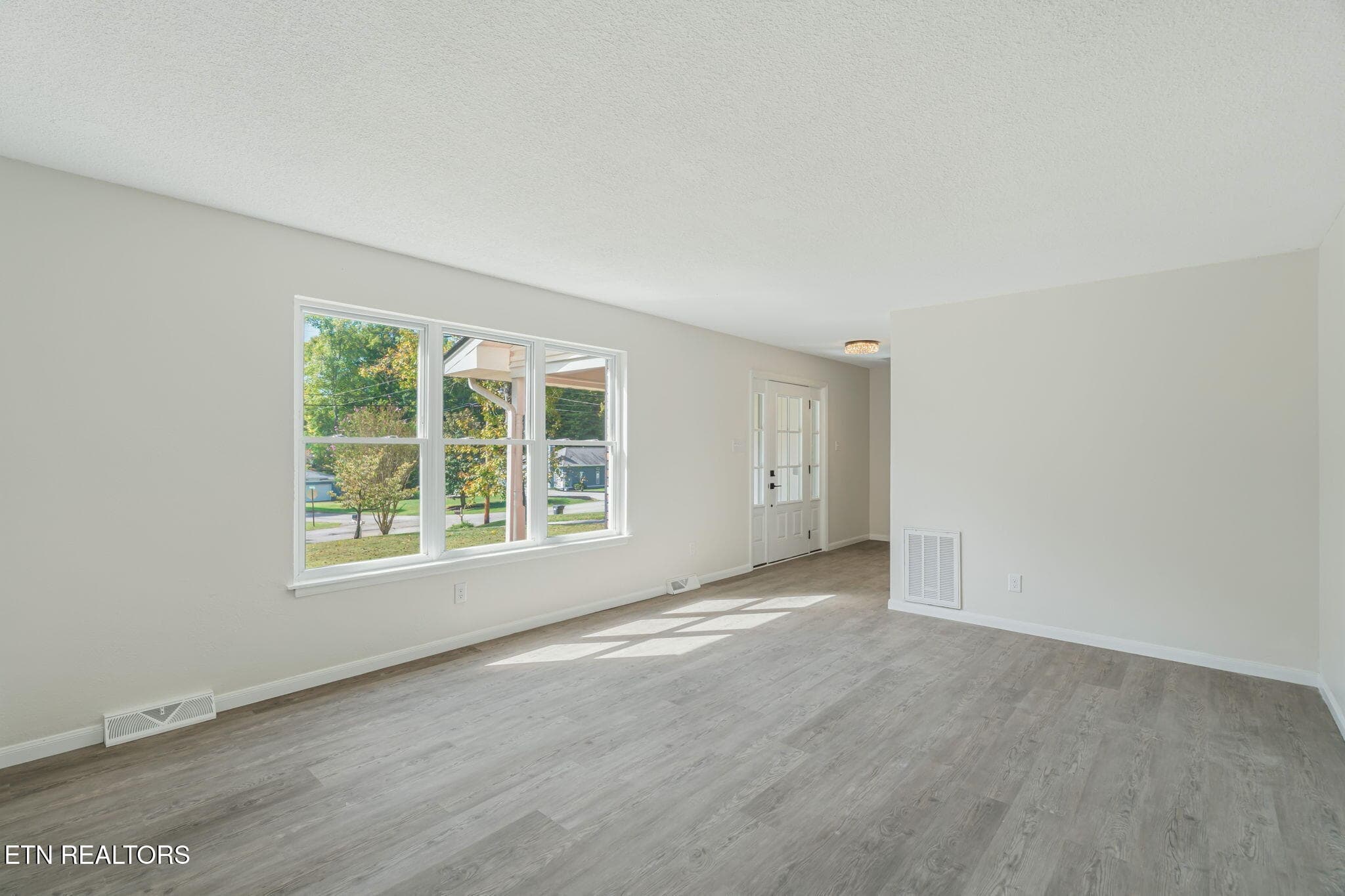NEW LAMINATE HARDWOOD THROUGHOUT - 3923 Glen Oaks Drive, Maryville, TN 37804, Maryville