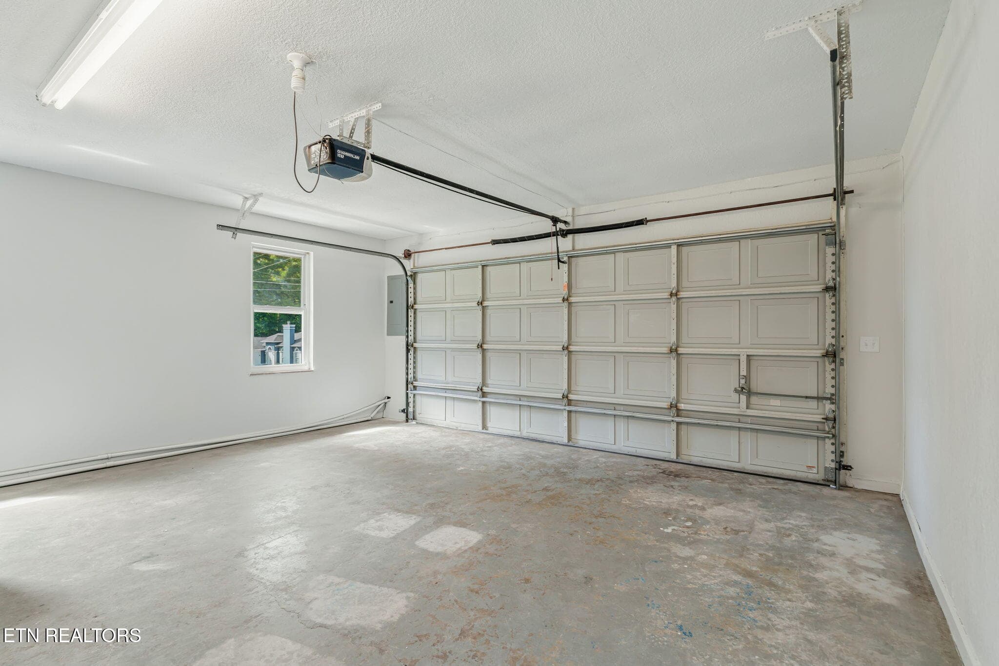 2 CAR LARGE GARAGE - 3923 Glen Oaks Drive, Maryville, TN 37804, Maryville