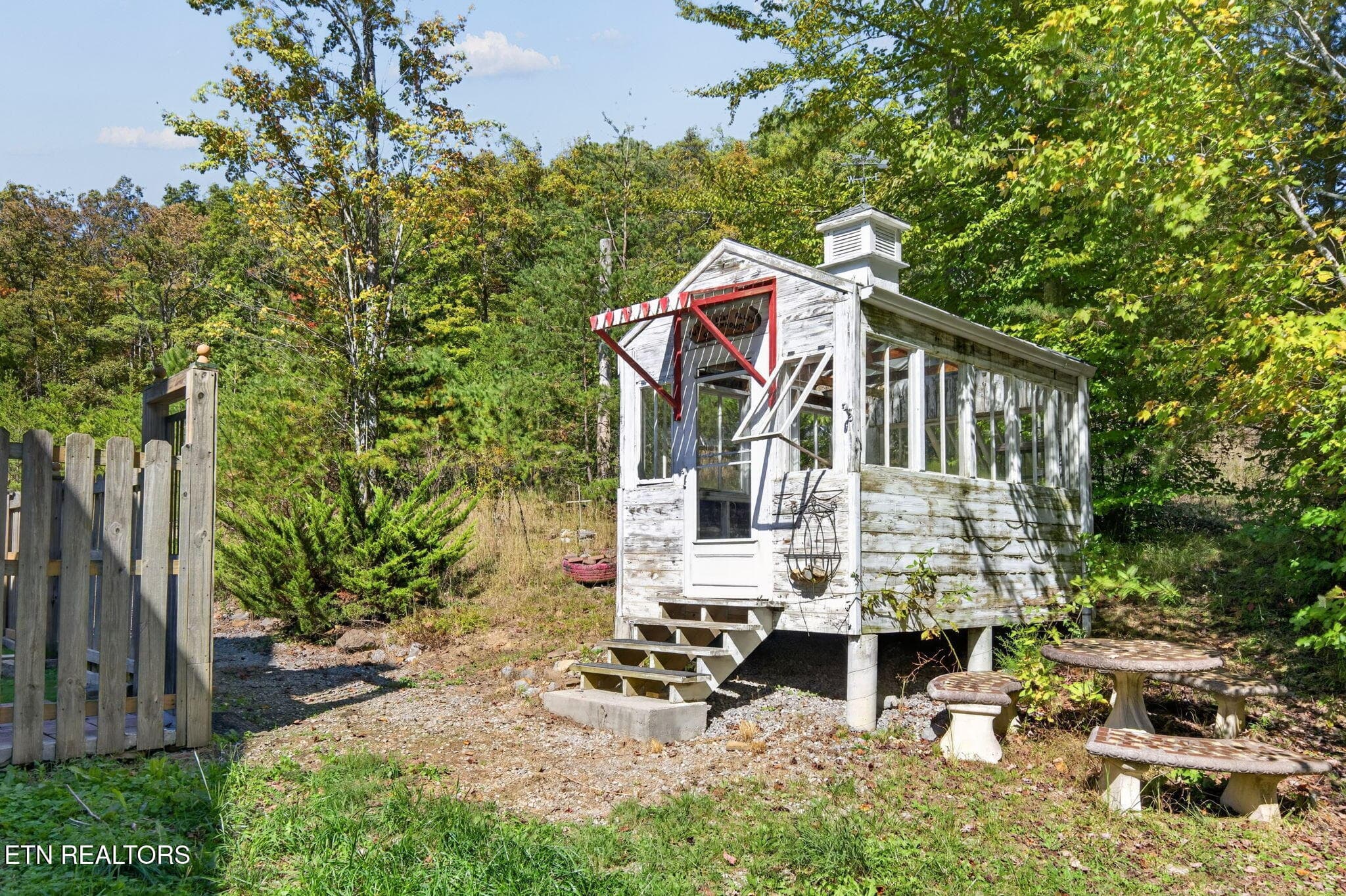 Green House - 240 Memory Lane, Monterey, TN 38574