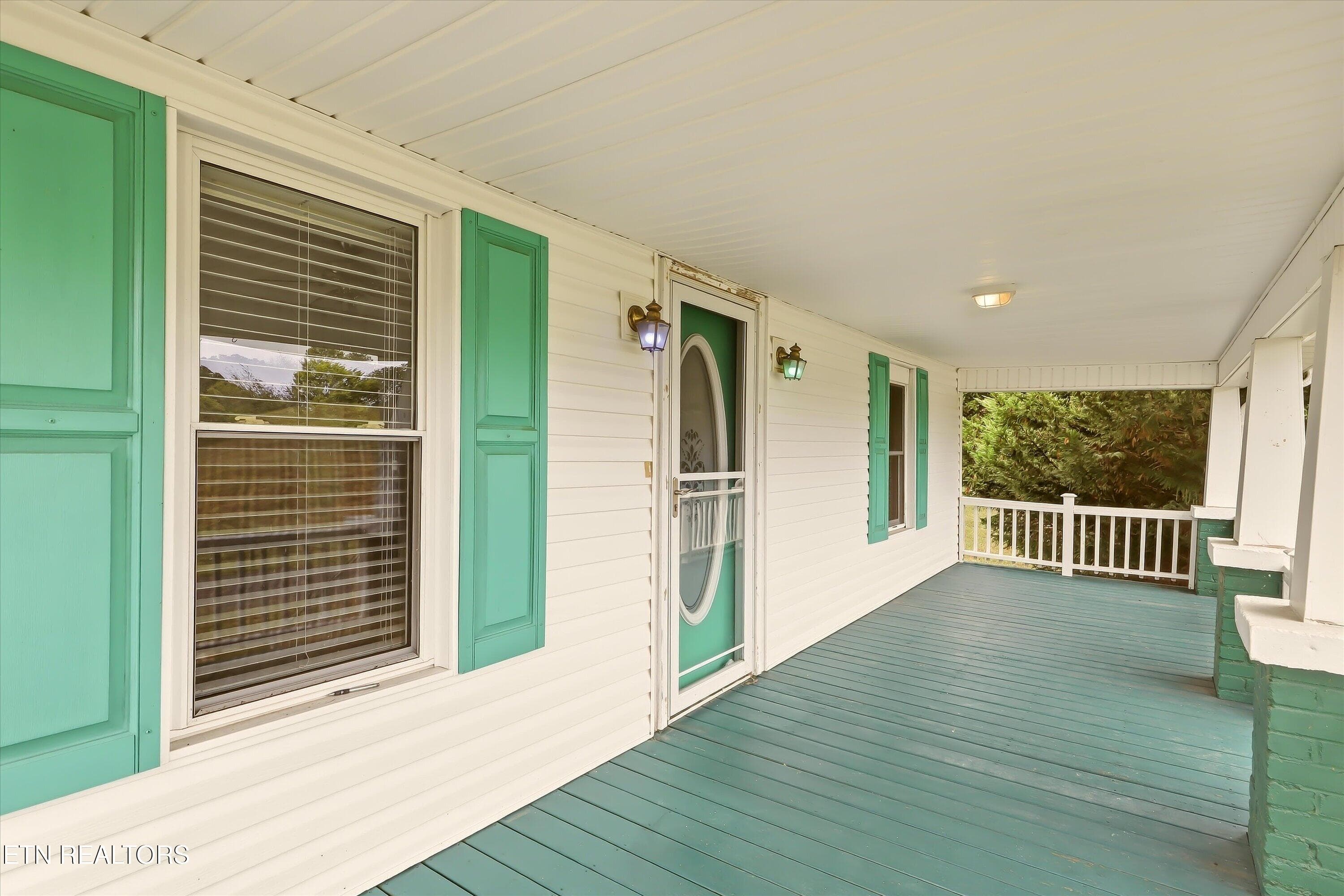 Front Porch - 105 Peach Orchard Rd, Clinton, TN 37716, Clinton