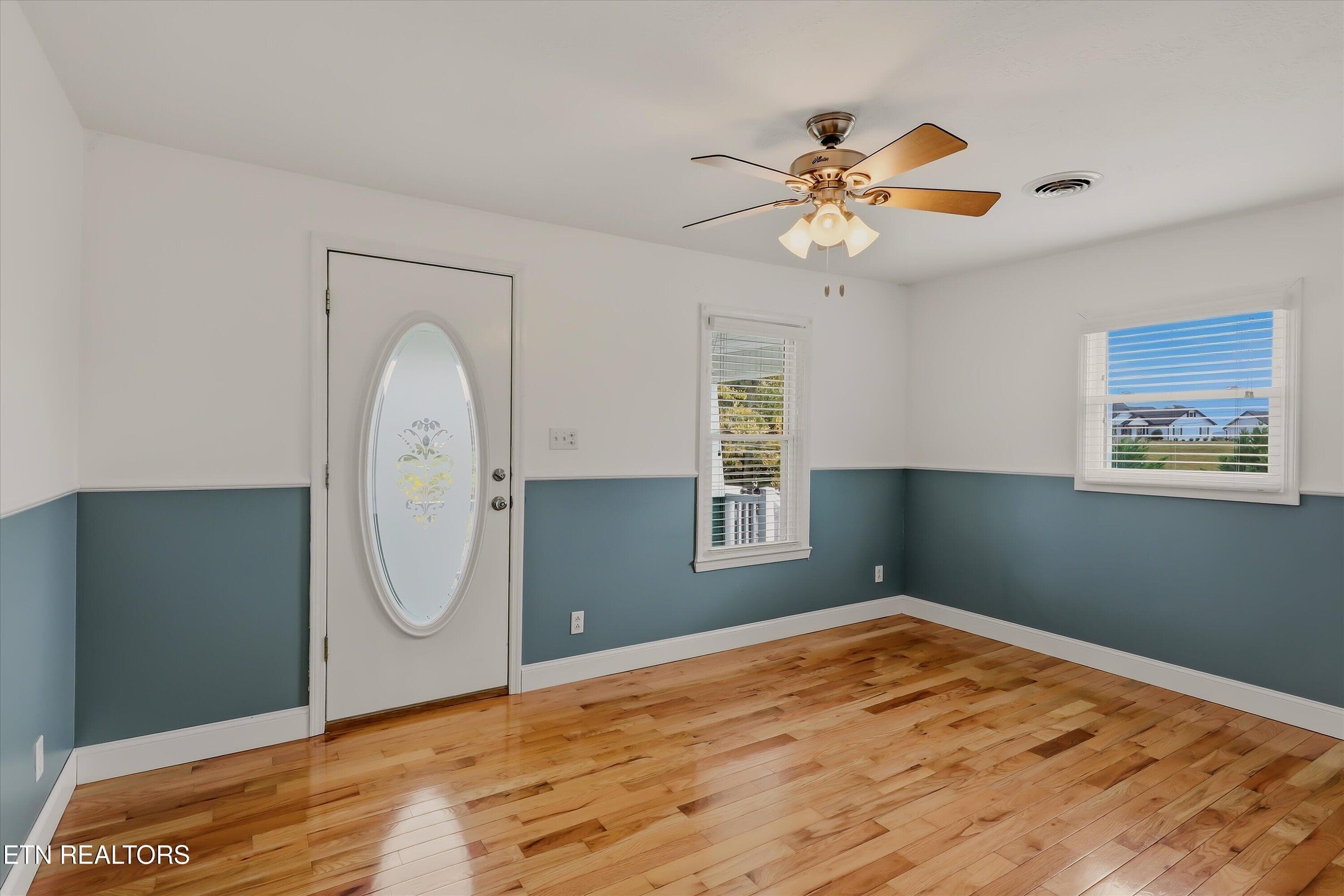 Living Room - 105 Peach Orchard Rd, Clinton, TN 37716, Clinton