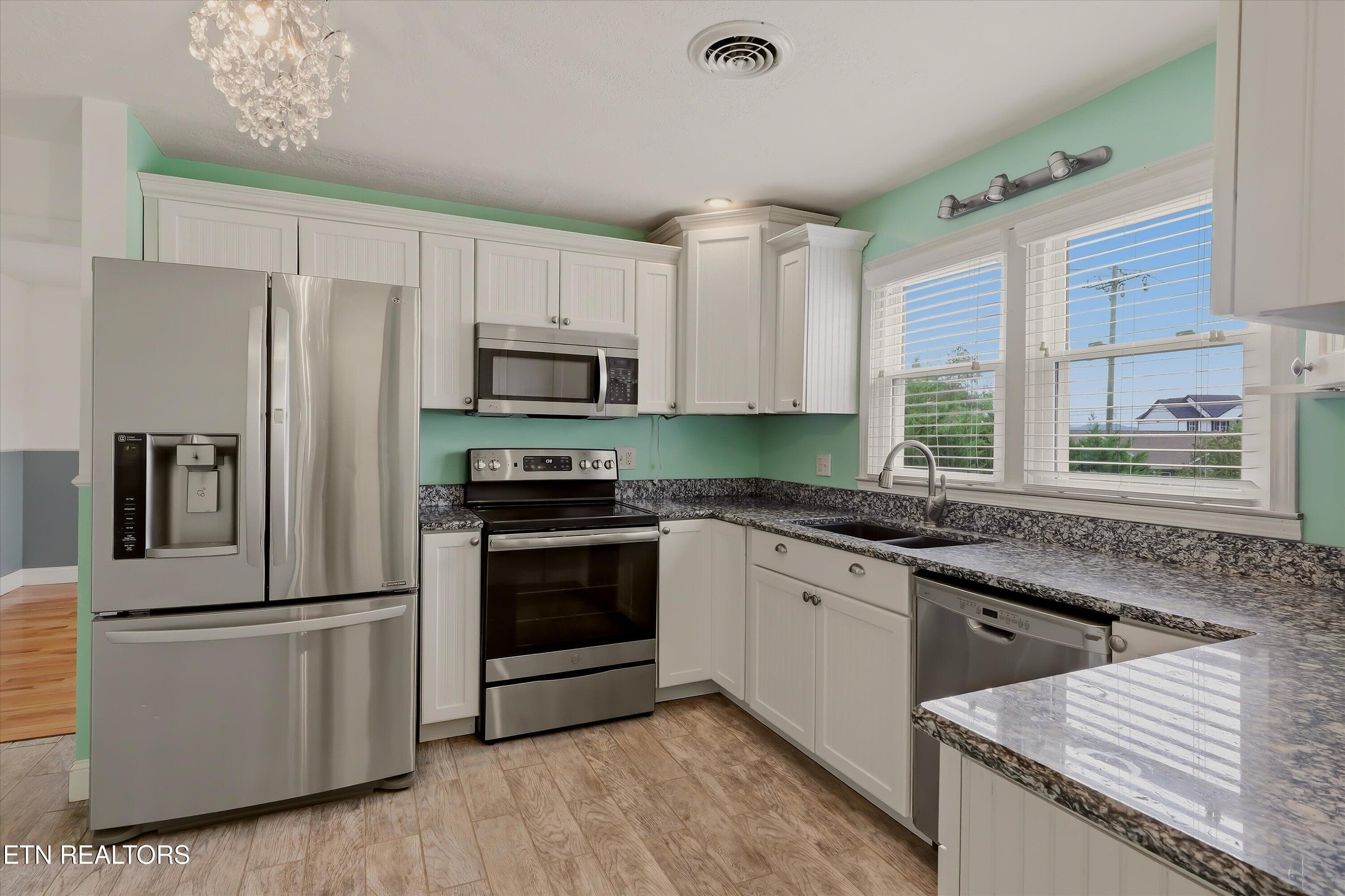 Kitchen - 105 Peach Orchard Rd, Clinton, TN 37716, Clinton