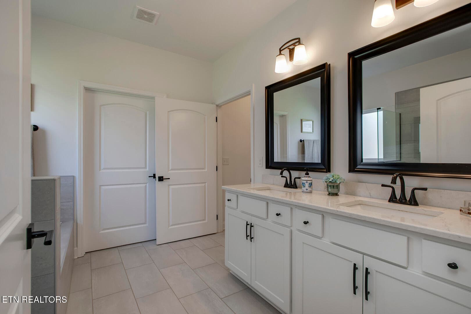 24_CloudberryLane_2705_MasterBath01 - 2705 Cloudberry Lane, Knoxville, TN 37932, Knoxville