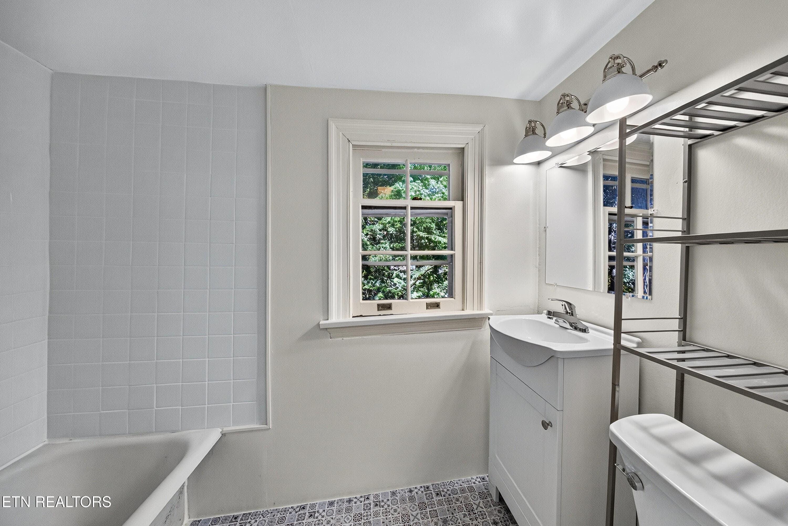 Guest Bath - 4063 Alta Vista Way, Knoxville, TN 37919, Knoxville
