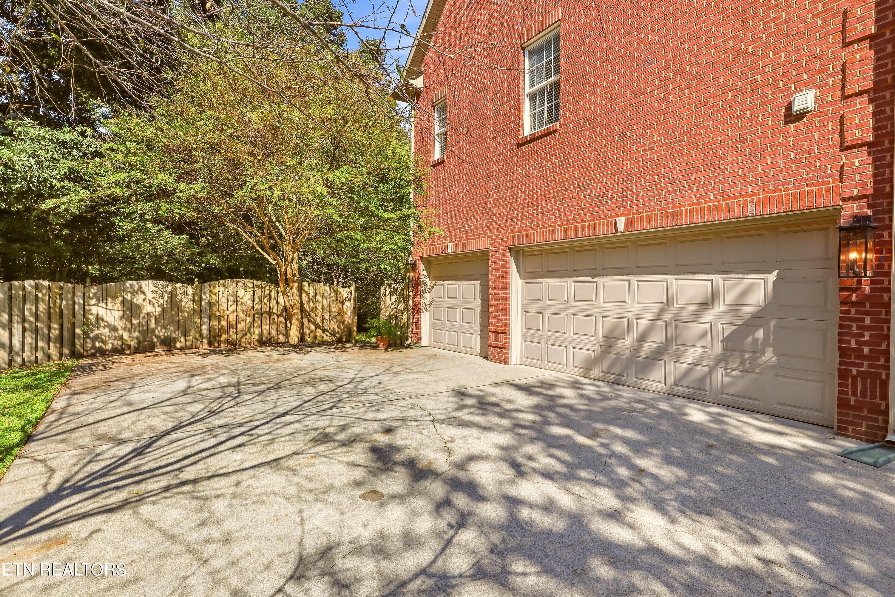 3 car garage - 9225 Mesa Verde Lane, Knoxville, TN 37922, Knoxville