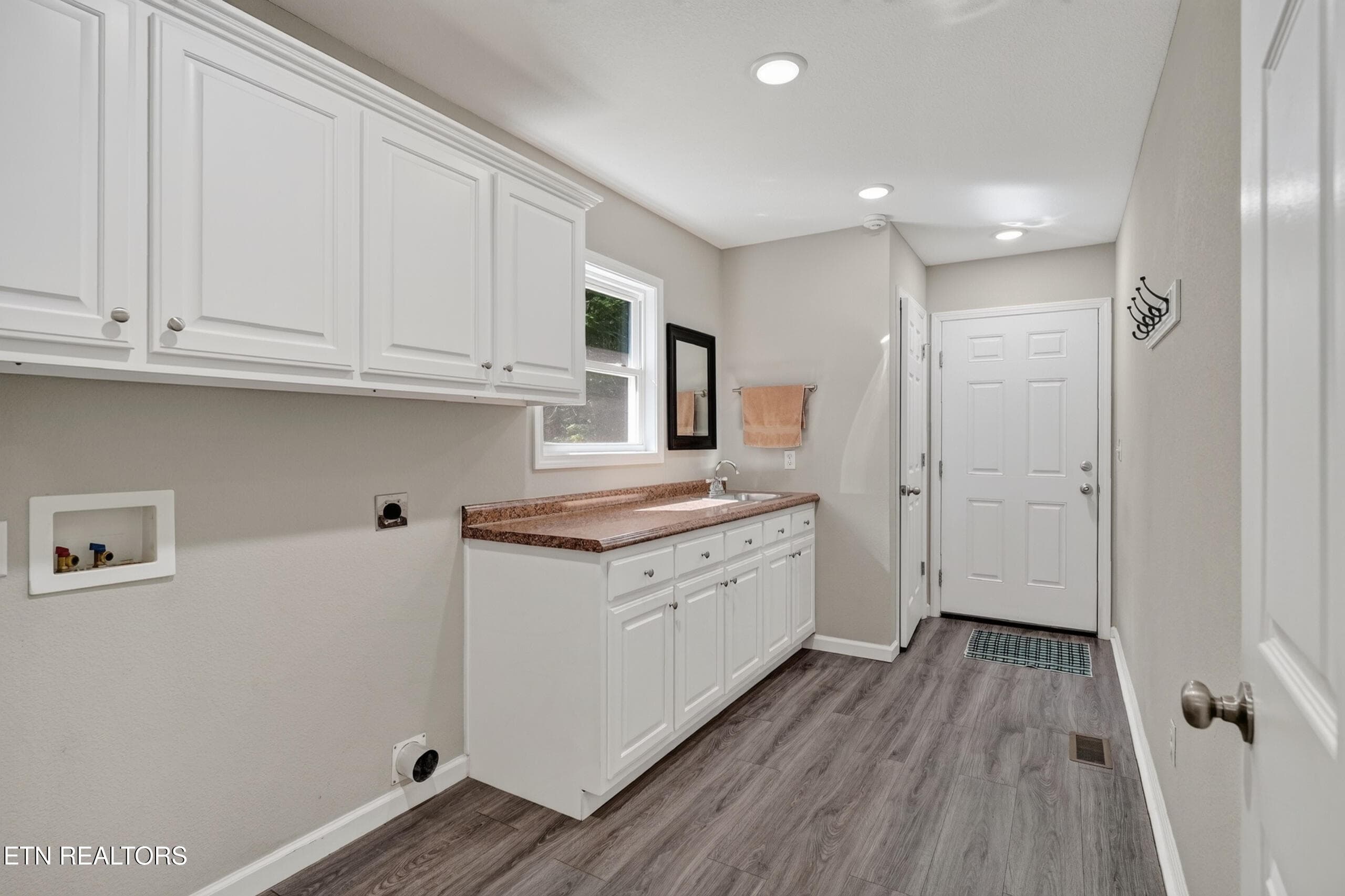 NICE LAUNDRY ROOM - 4282 Standing Rock Rd, Jamestown, TN 38556, Jamestown