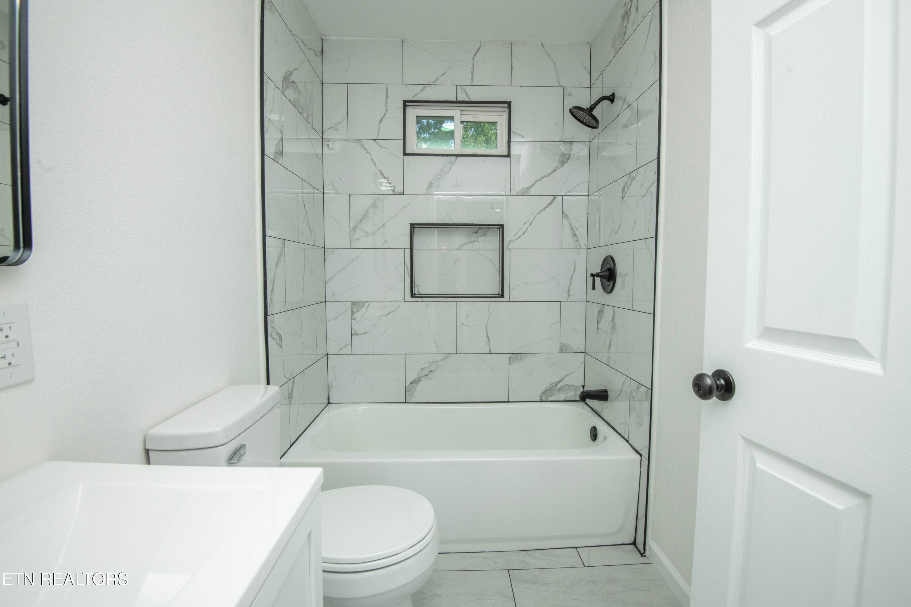 second bath - 7309 Hammer Rd, Knoxville, TN 37924, Knoxville
