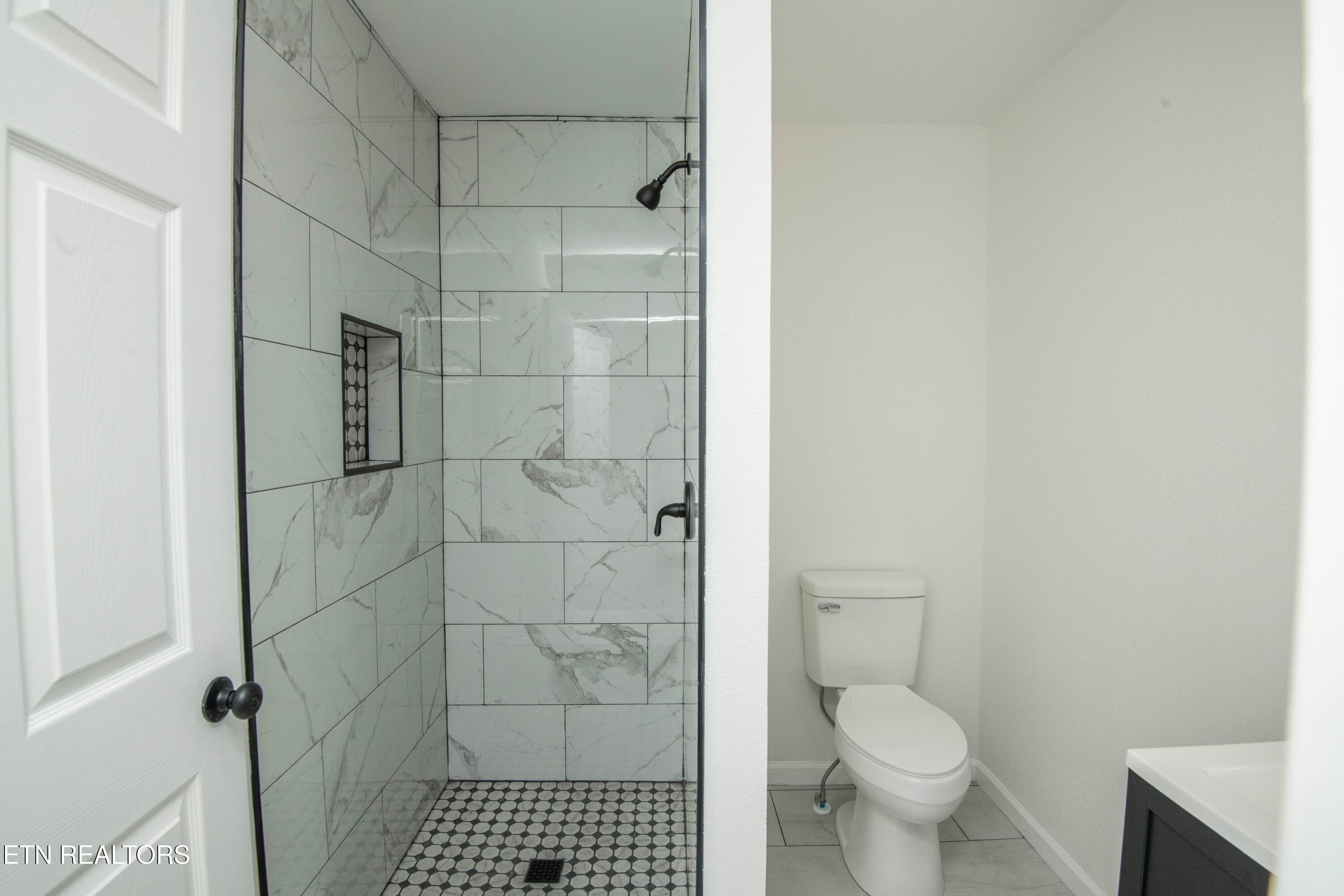 bath - 7309 Hammer Rd, Knoxville, TN 37924, Knoxville