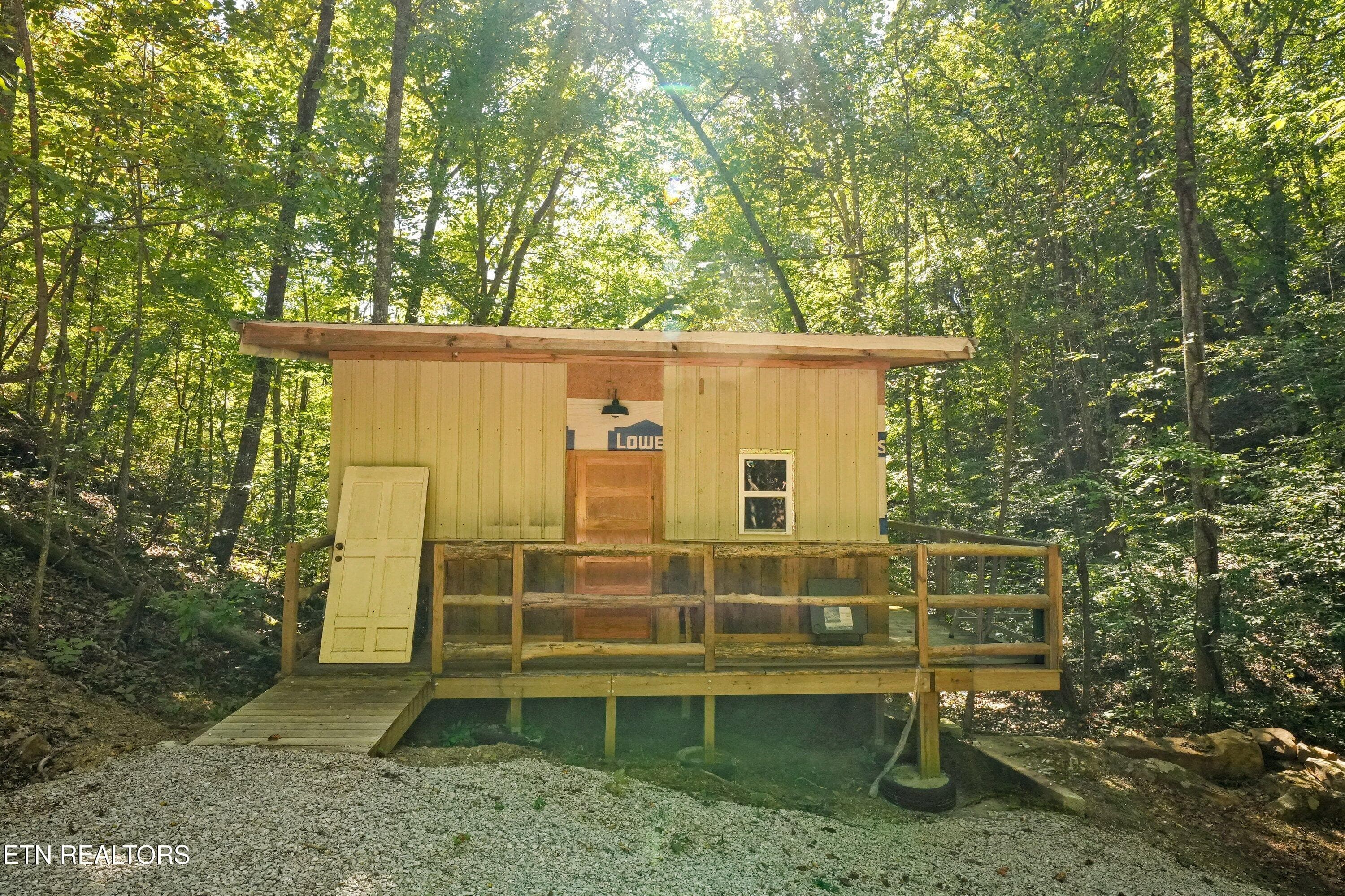 Cabin 2 --The Treehouse - Decatur Hwy, Kingston, TN 37763