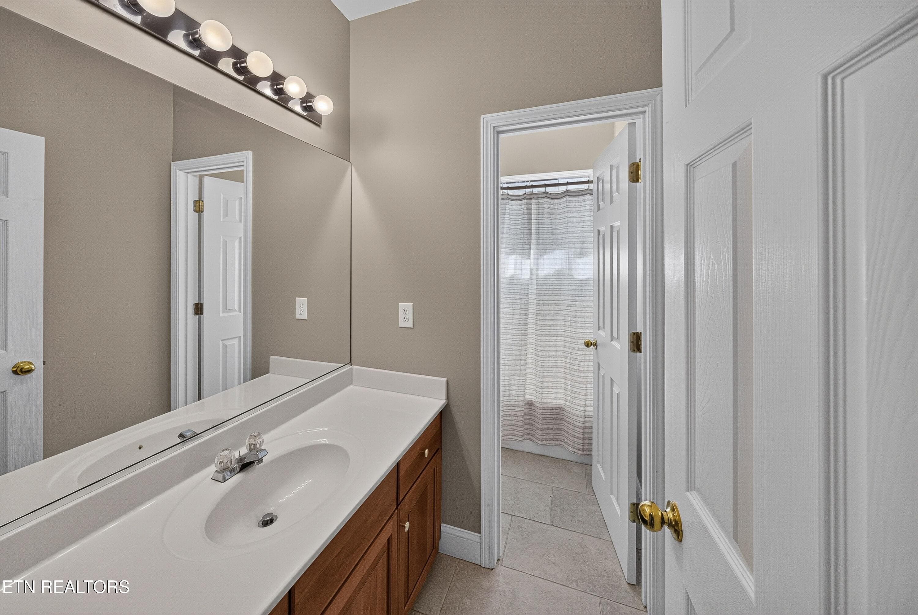 bath 2 - 1238 Vale View Rd, Knoxville, TN 37922, Knoxville