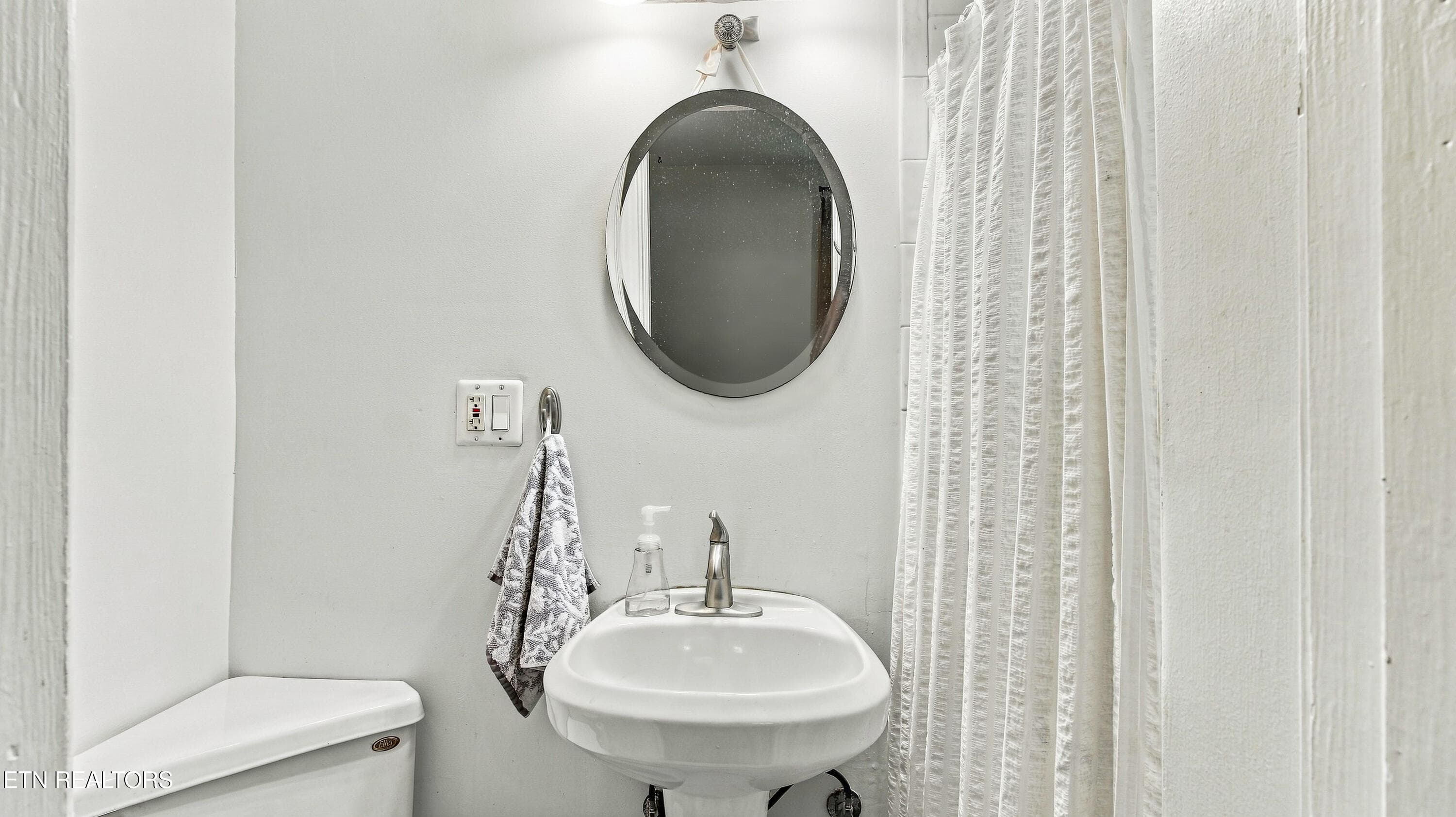 Full Bathroom 1 - 5801 Holston Hills Rd, Knoxville, TN 37914, Knoxville