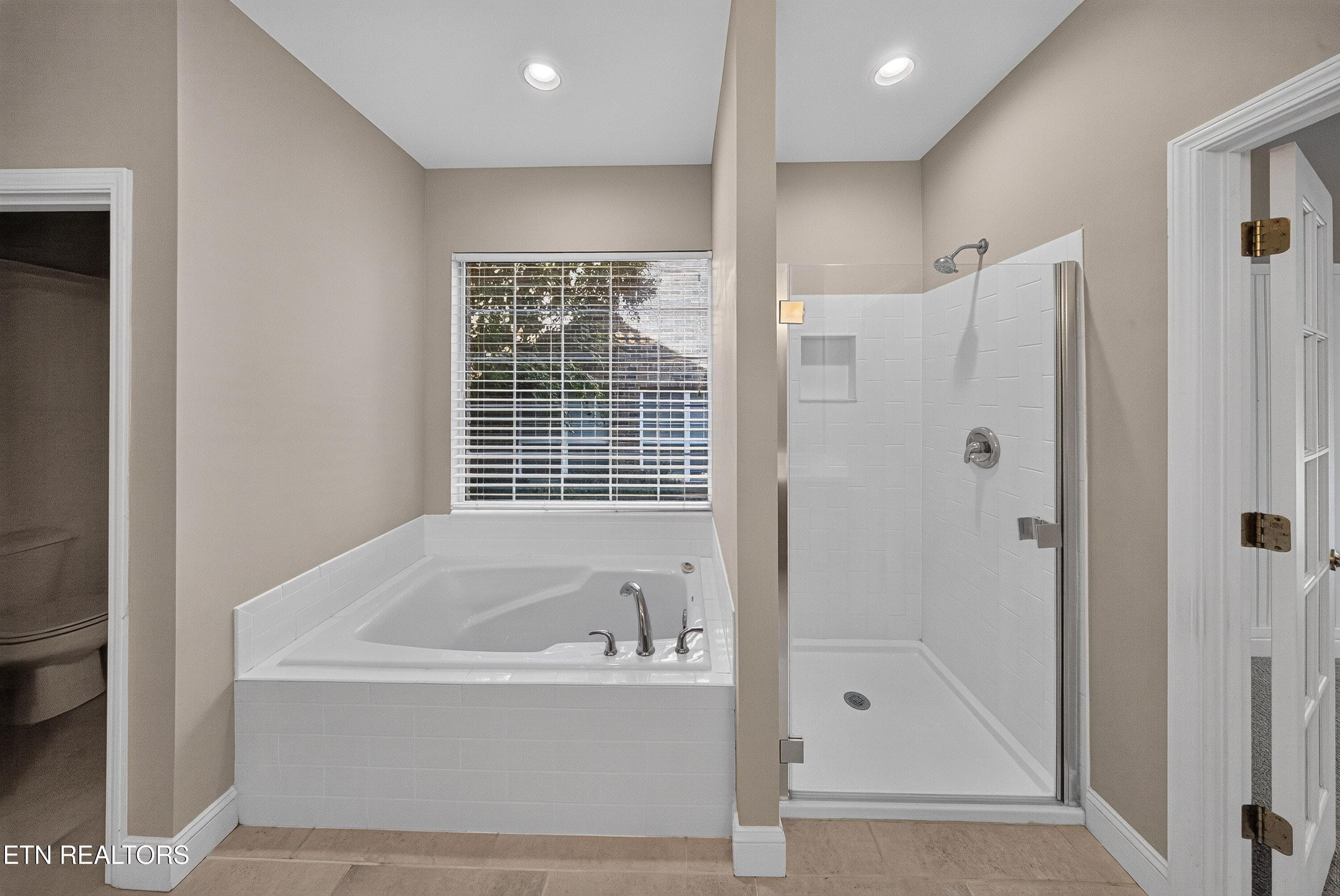 primary bath tub and shower - 1238 Vale View Rd, Knoxville, TN 37922, Knoxville