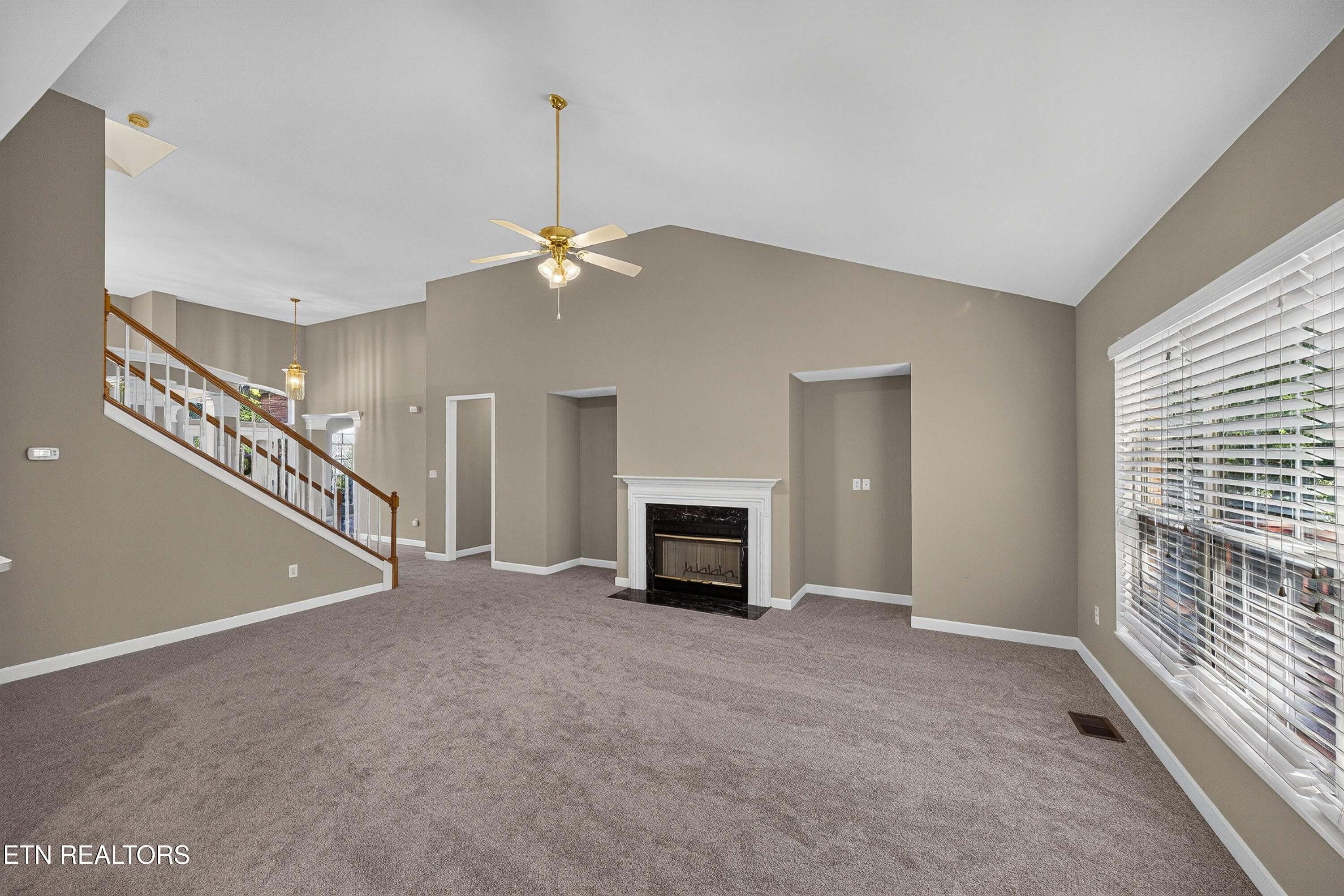 Vaulted living room - 1238 Vale View Rd, Knoxville, TN 37922, Knoxville