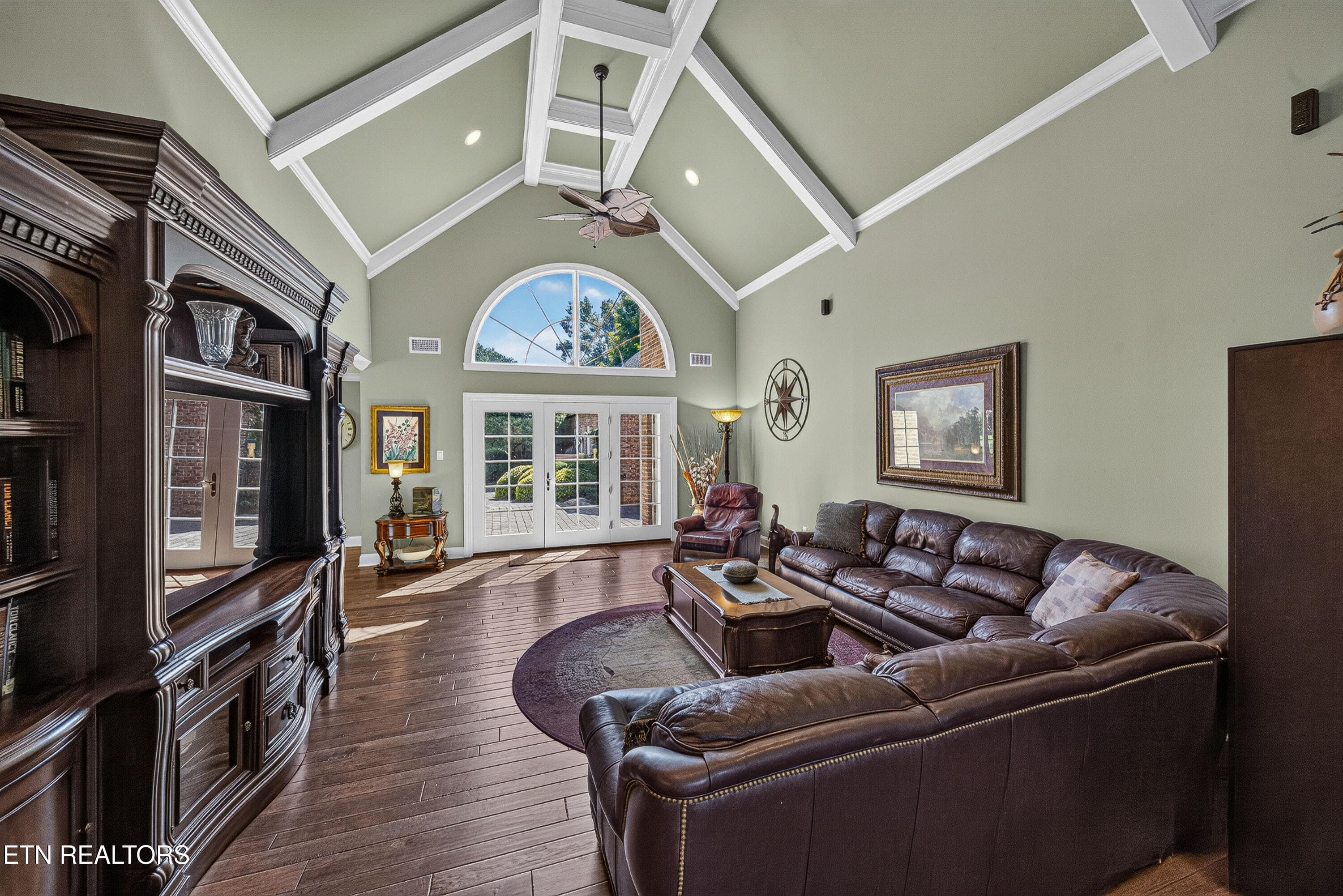 Living Room with Vaulted Ceiling - 10110 Loma Drive, Knoxville, TN 37922, Knoxville