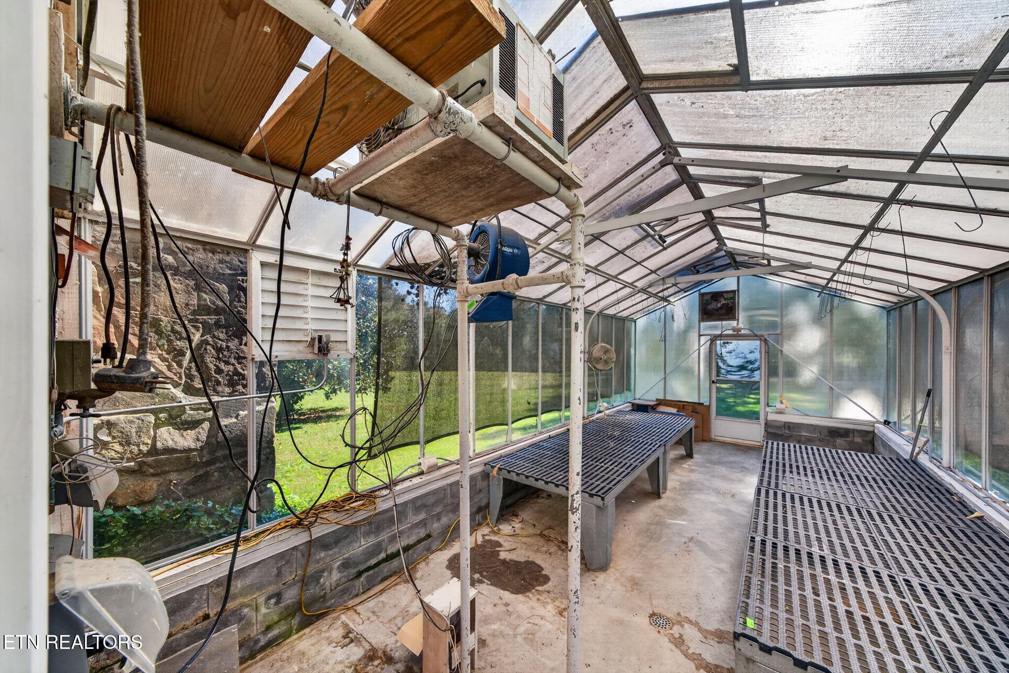 GreenHouse - 154 Old Kentucky Stock Rd, Crossville, TN 38571, Crossville