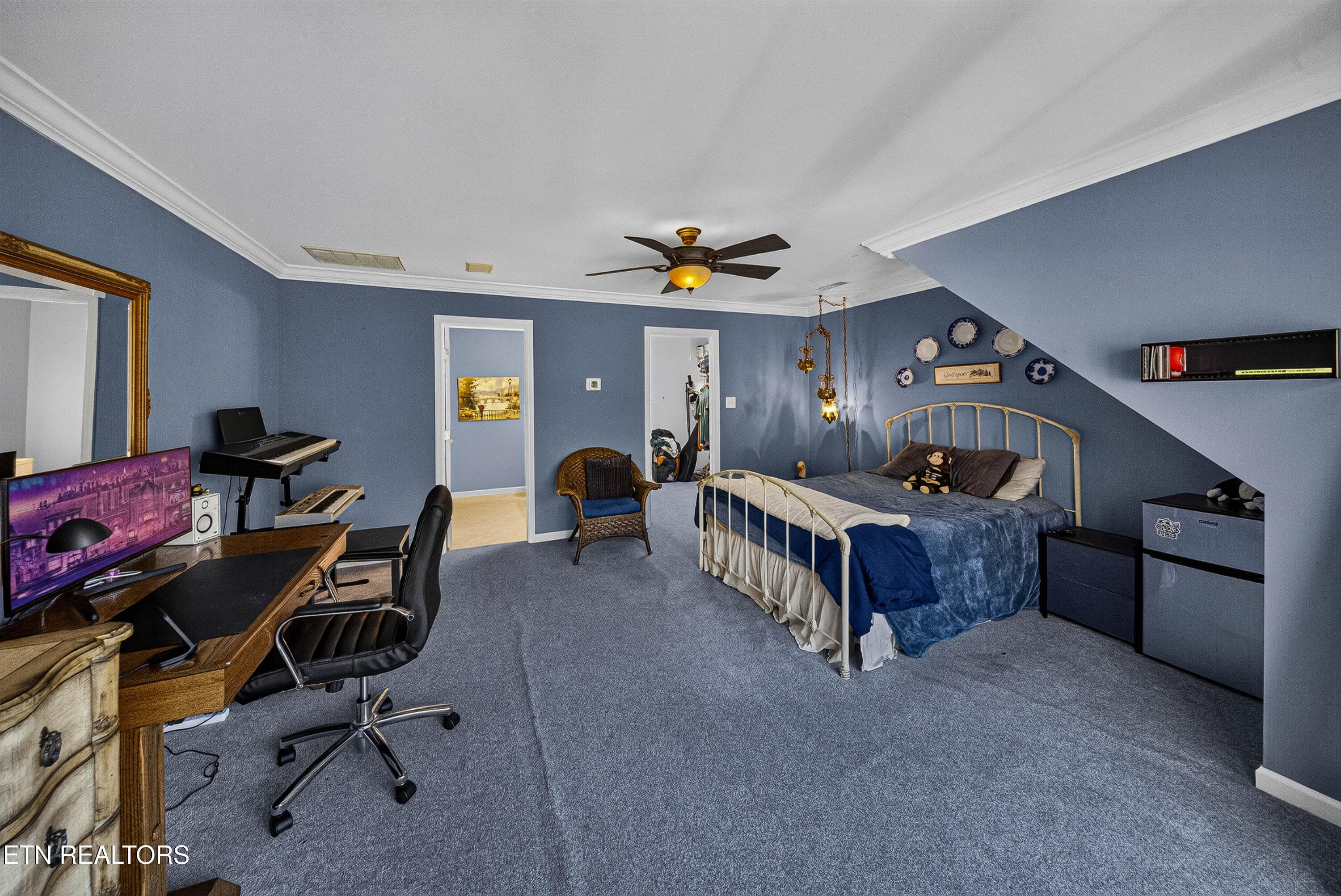 Ensuite Bath and Walk-In Closet - 10110 Loma Drive, Knoxville, TN 37922, Knoxville