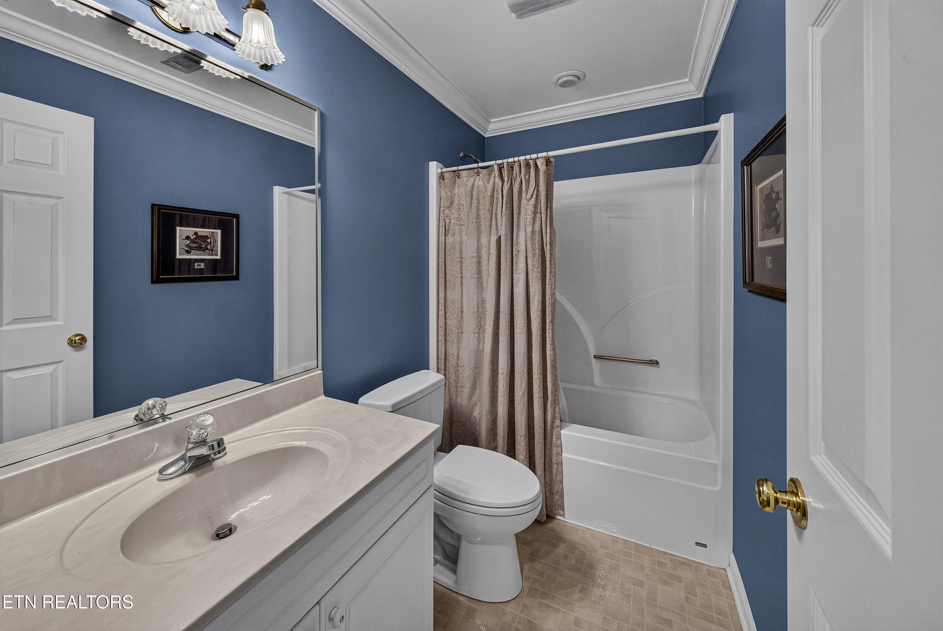 Bedroom 3 Ensuite Bath - 10110 Loma Drive, Knoxville, TN 37922, Knoxville