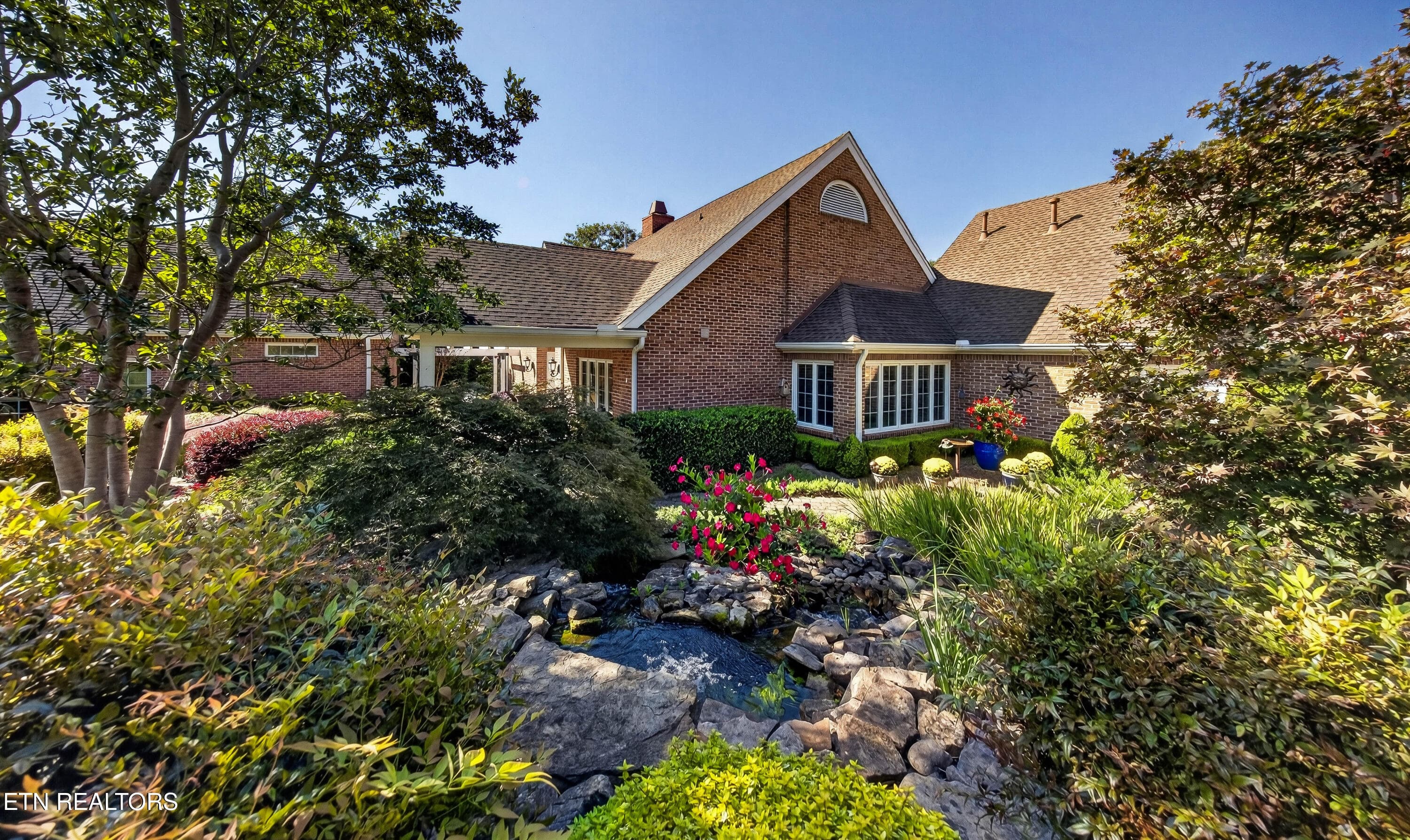 Beautifully Landscaped Lawn - 10110 Loma Drive, Knoxville, TN 37922, Knoxville