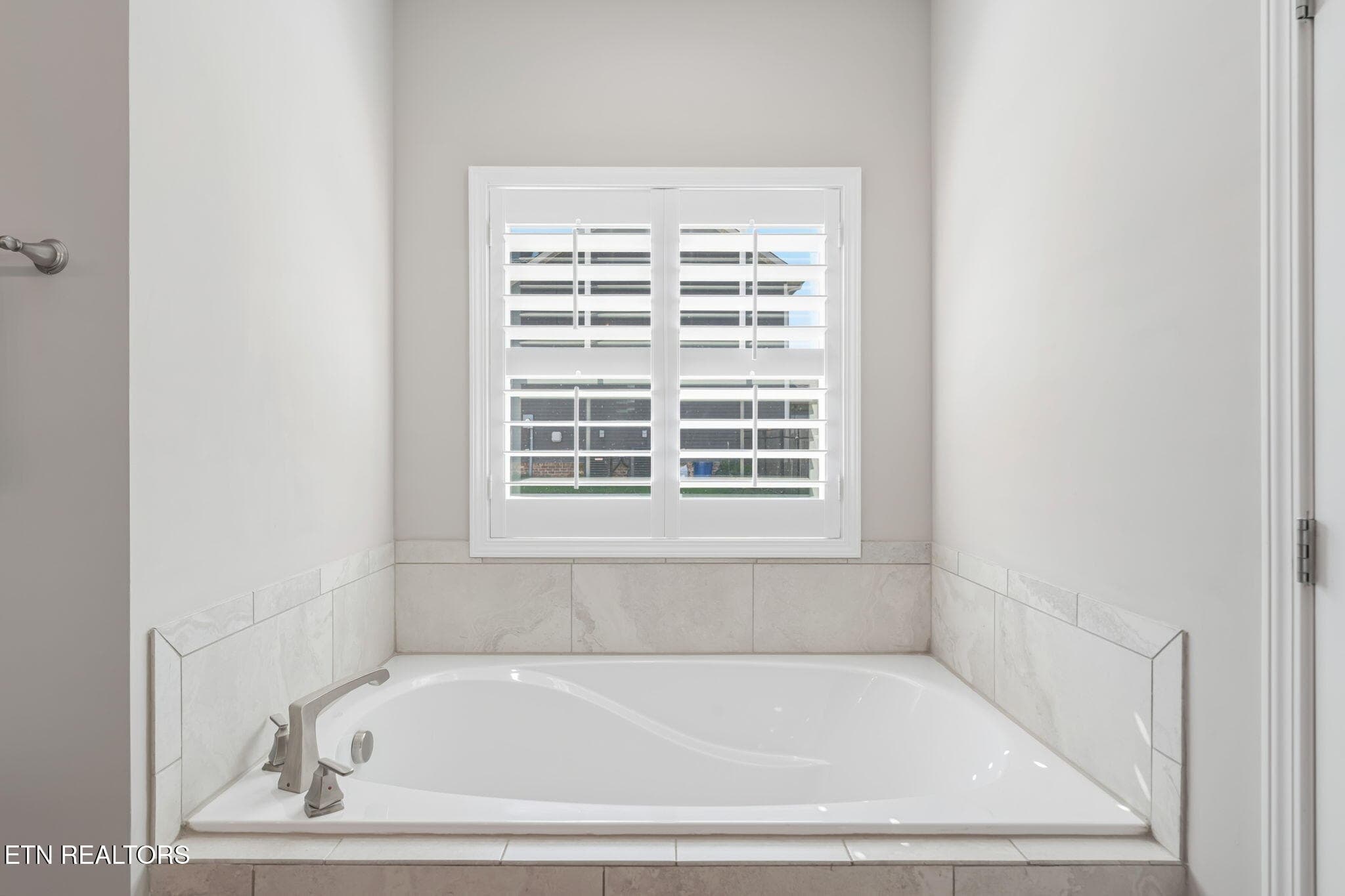 Soaker Tub - 102 Bunchberry Rd, Oak Ridge, TN 37830, Oak Ridge
