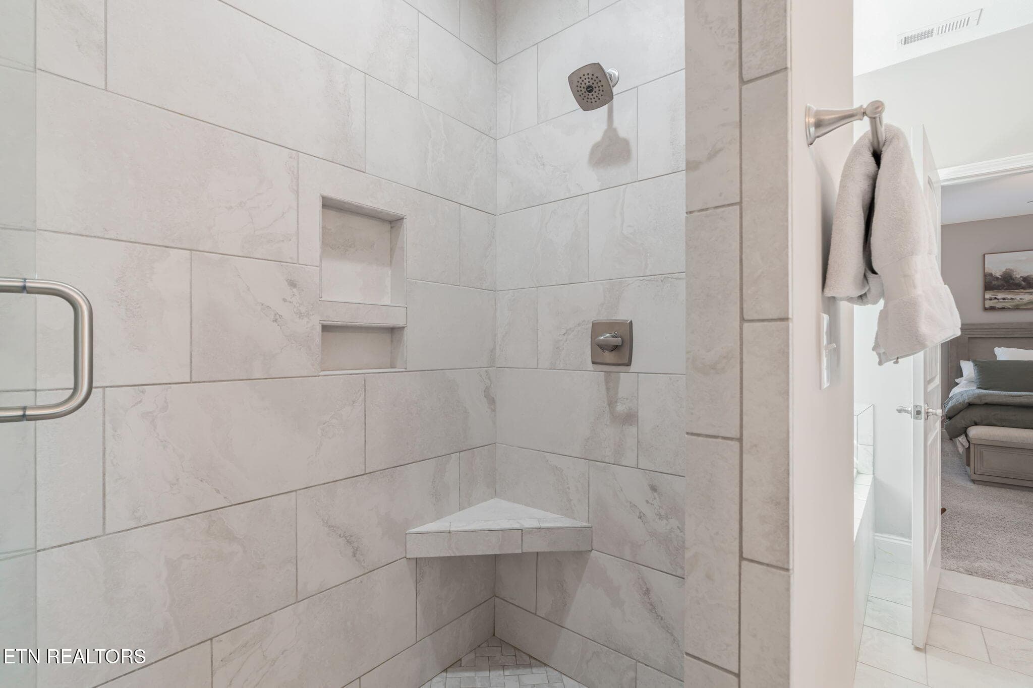 Walk In Shower - 102 Bunchberry Rd, Oak Ridge, TN 37830, Oak Ridge
