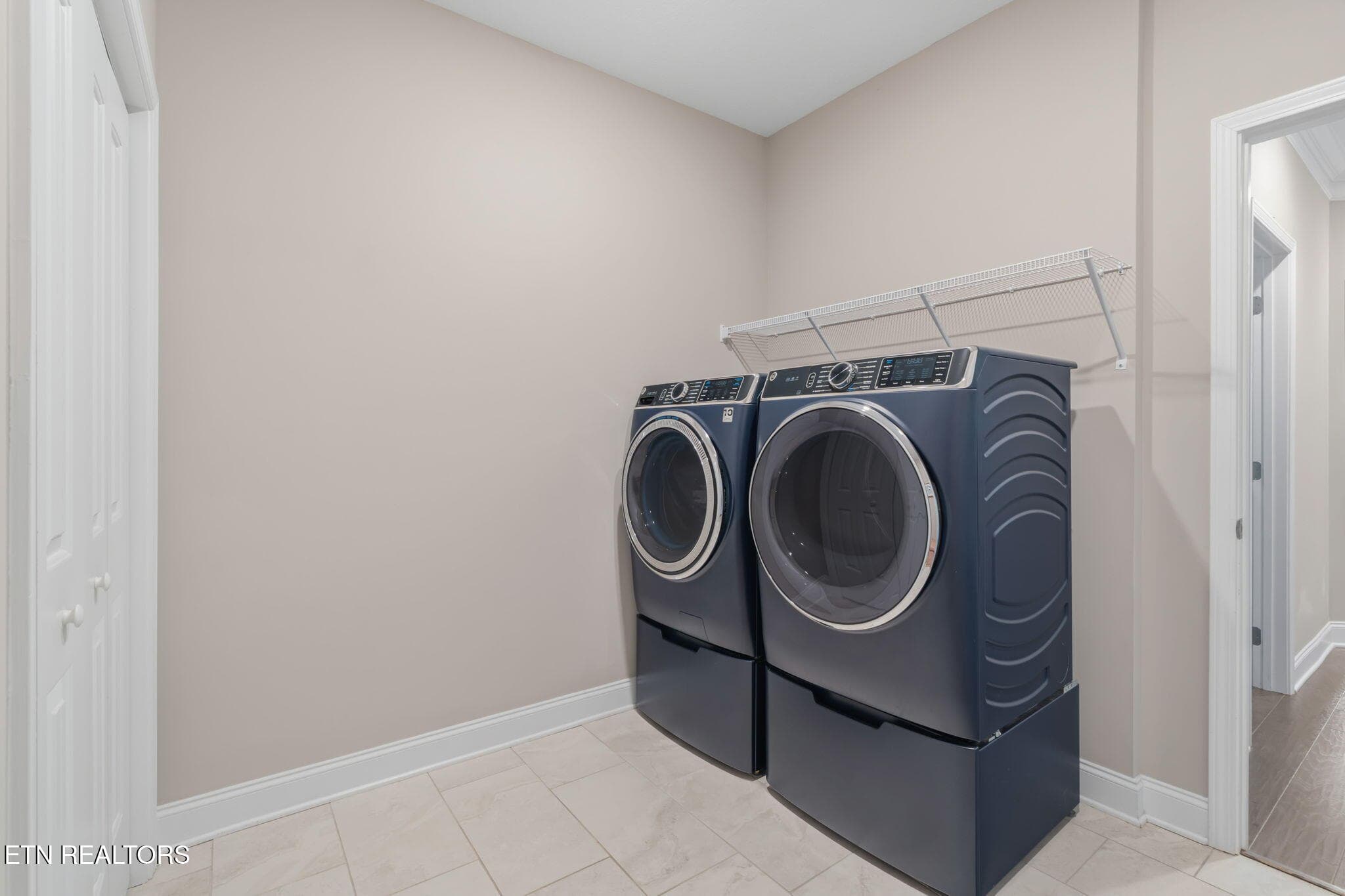 Main Level Laundry - 102 Bunchberry Rd, Oak Ridge, TN 37830, Oak Ridge