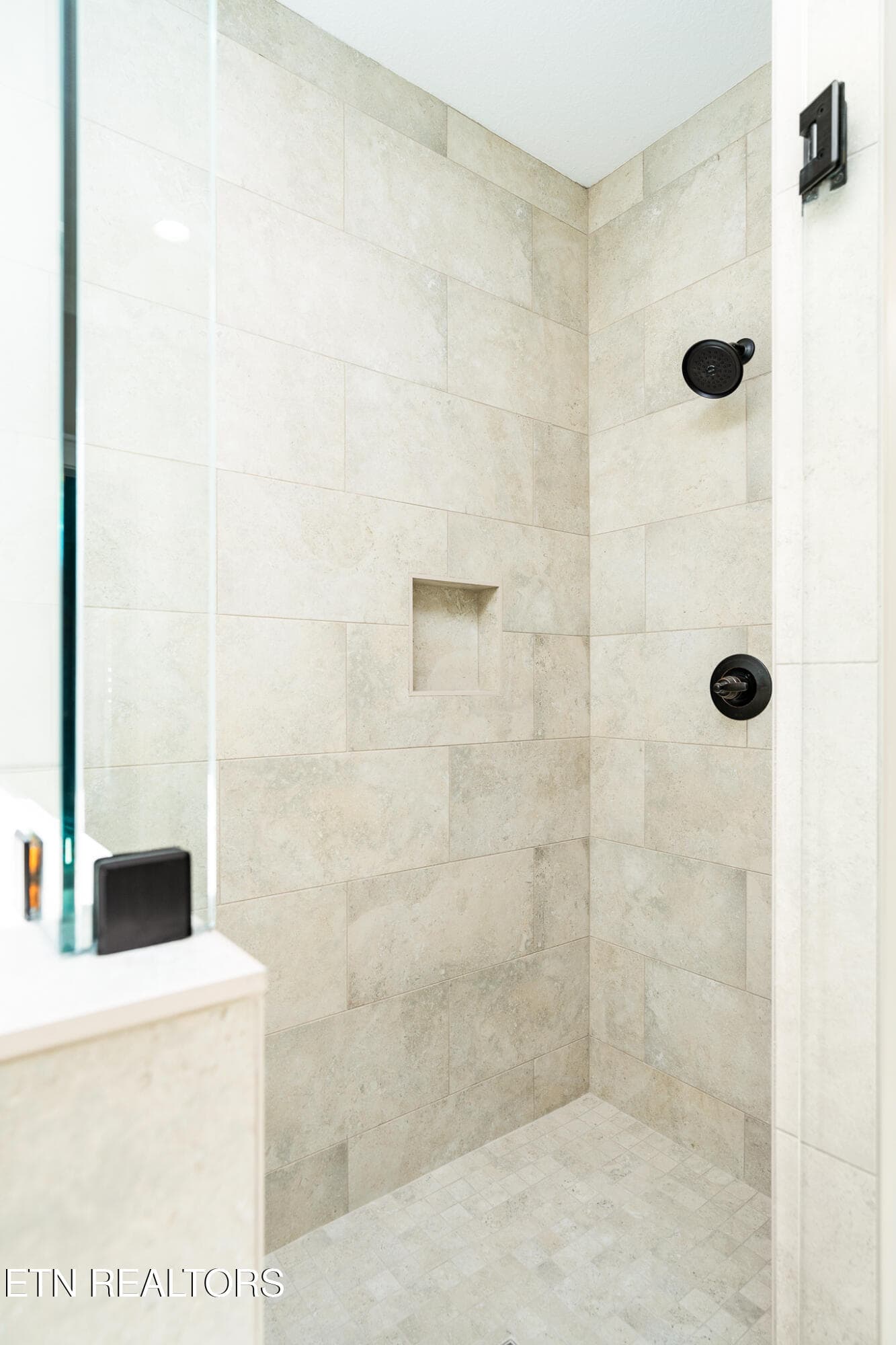 stand up shower - 1810 Jordans Creek Way, Sevierville, TN 37876, Sevierville