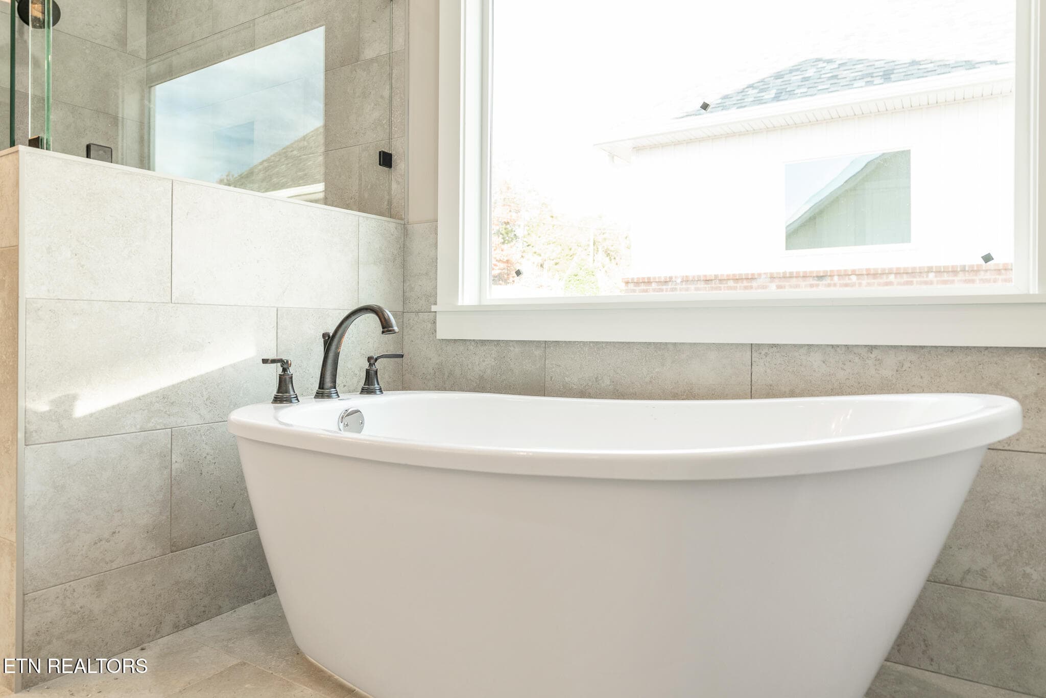 Tub - 1810 Jordans Creek Way, Sevierville, TN 37876, Sevierville