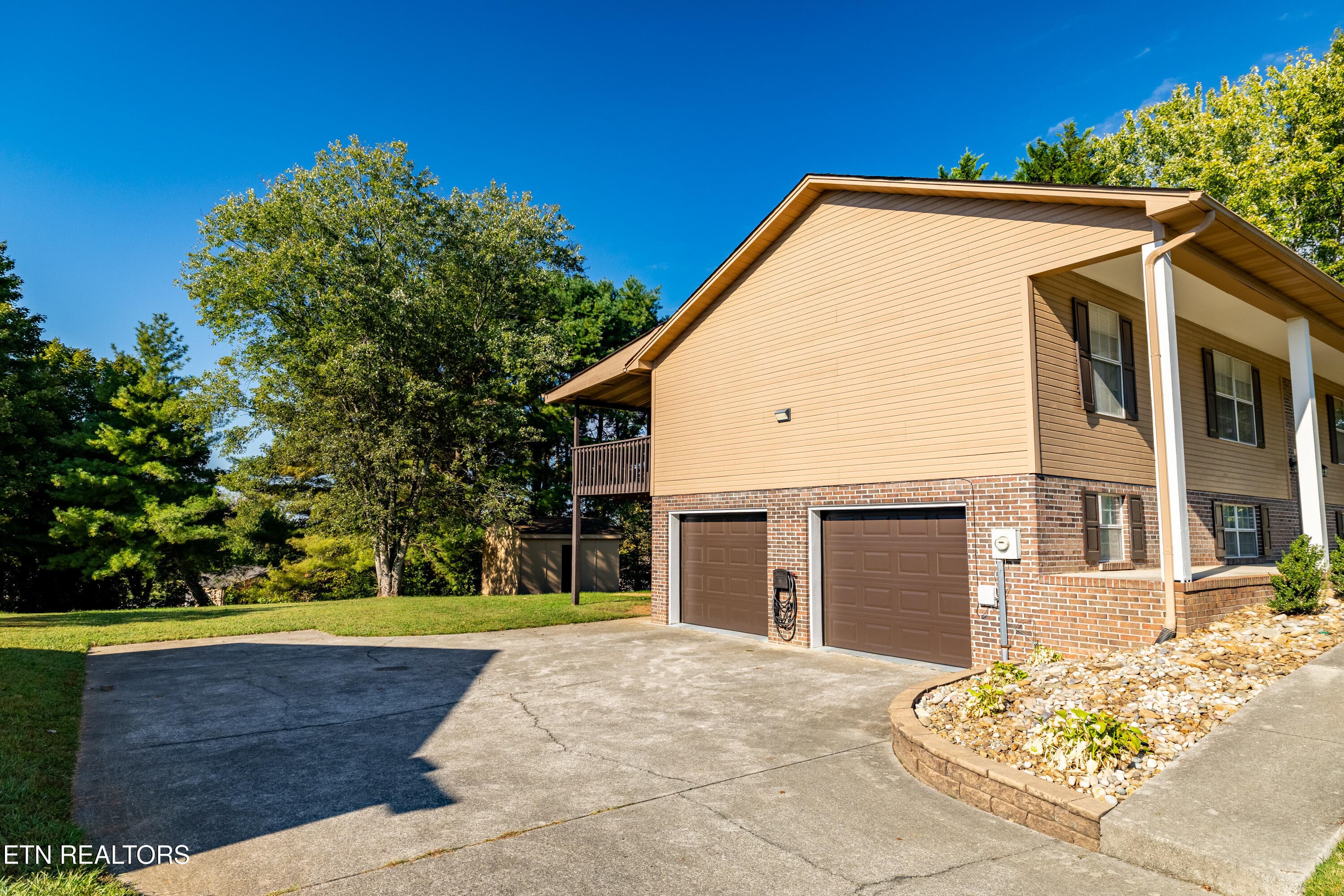 Oversized driveway and garage - 4147 Franklin Hill Blvd, Maryville, TN 37804, Maryville