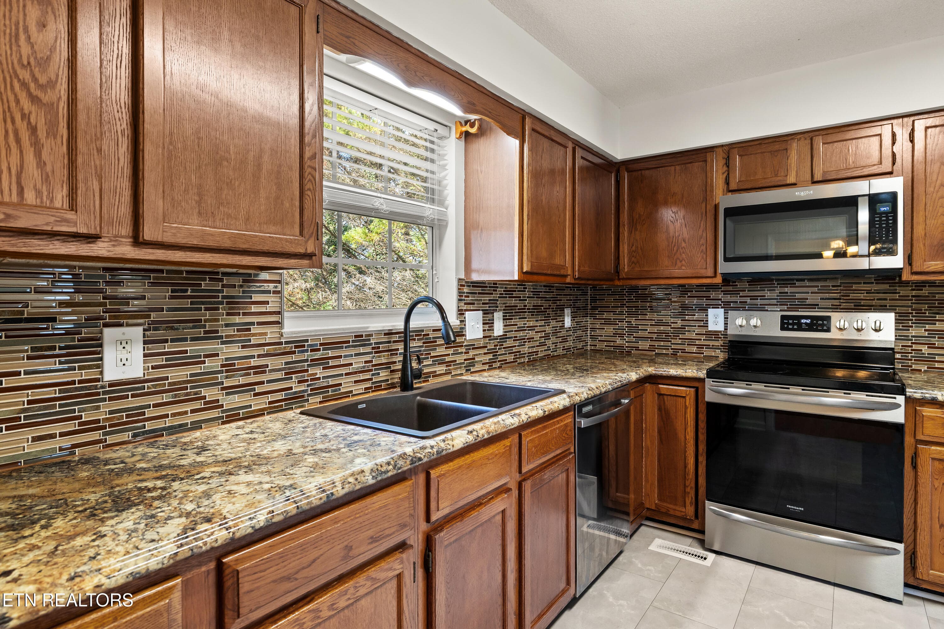 Tons of cabinetry - 4147 Franklin Hill Blvd, Maryville, TN 37804, Maryville