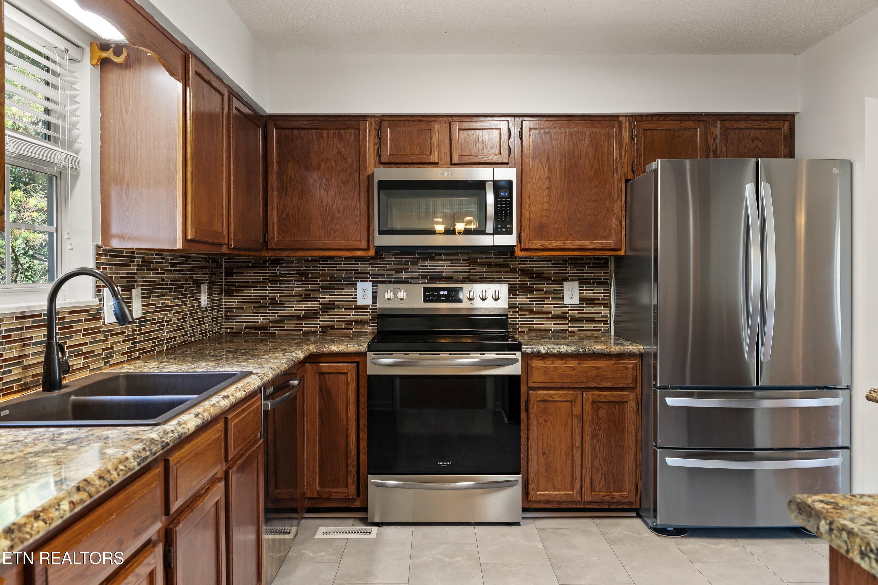 Stainless steel appliances - 4147 Franklin Hill Blvd, Maryville, TN 37804, Maryville