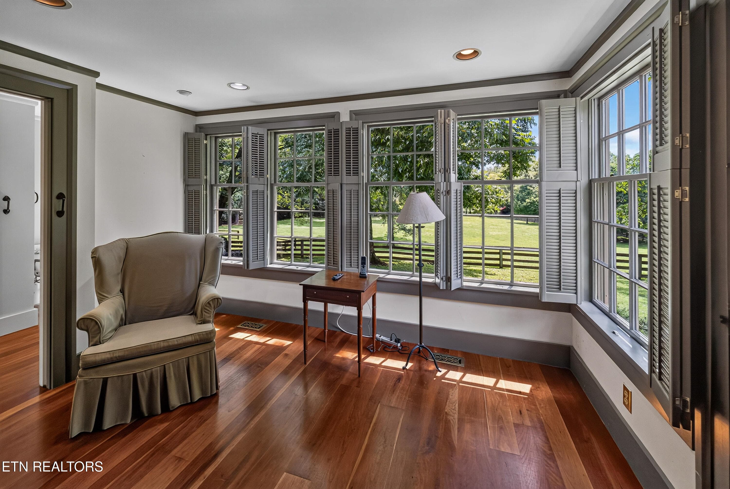 Lovely Primary Seating - 3790 Hollybrook Rd, Rockford, TN 37853