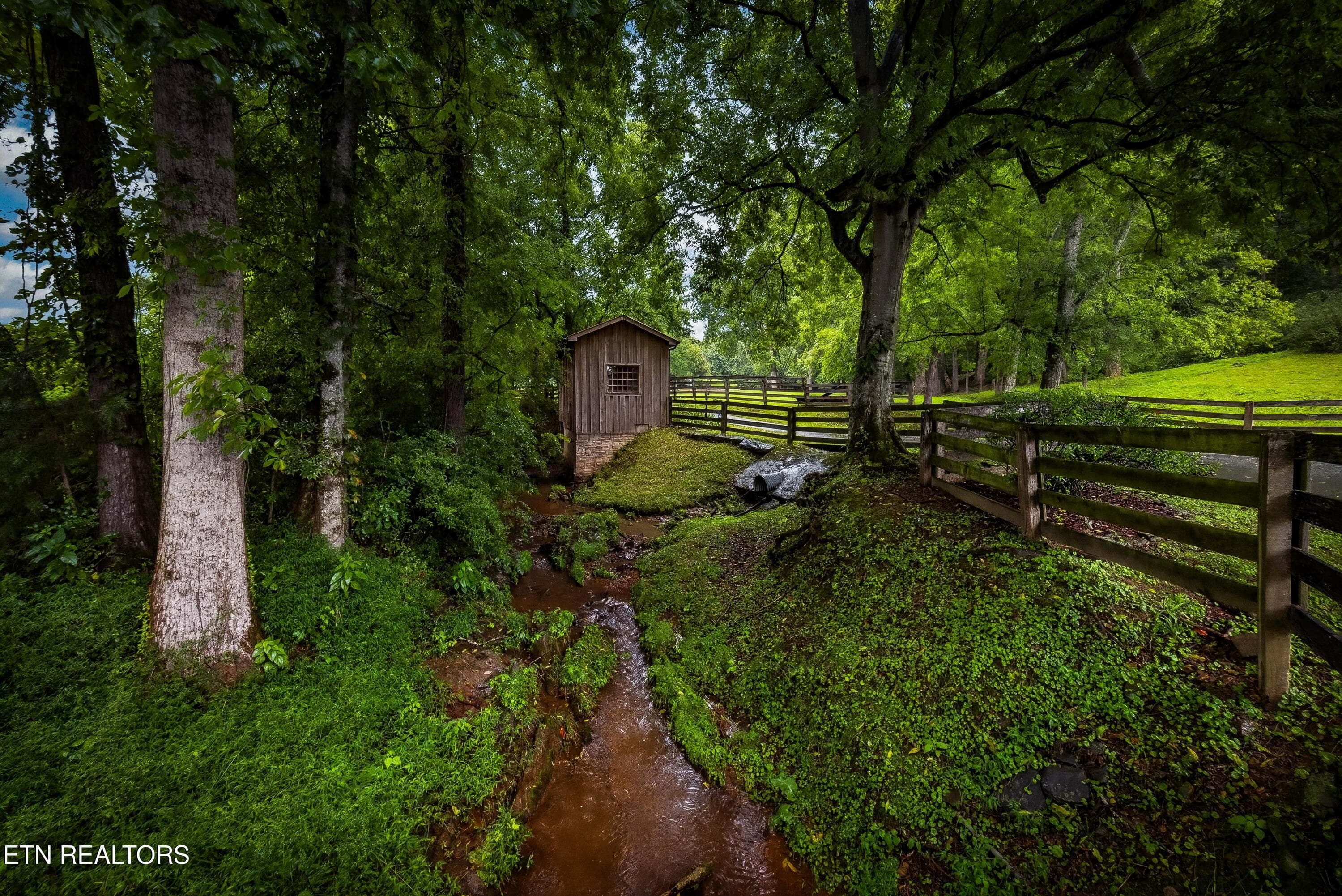Creek Side Former Dairy House - 3790 Hollybrook Rd, Rockford, TN 37853