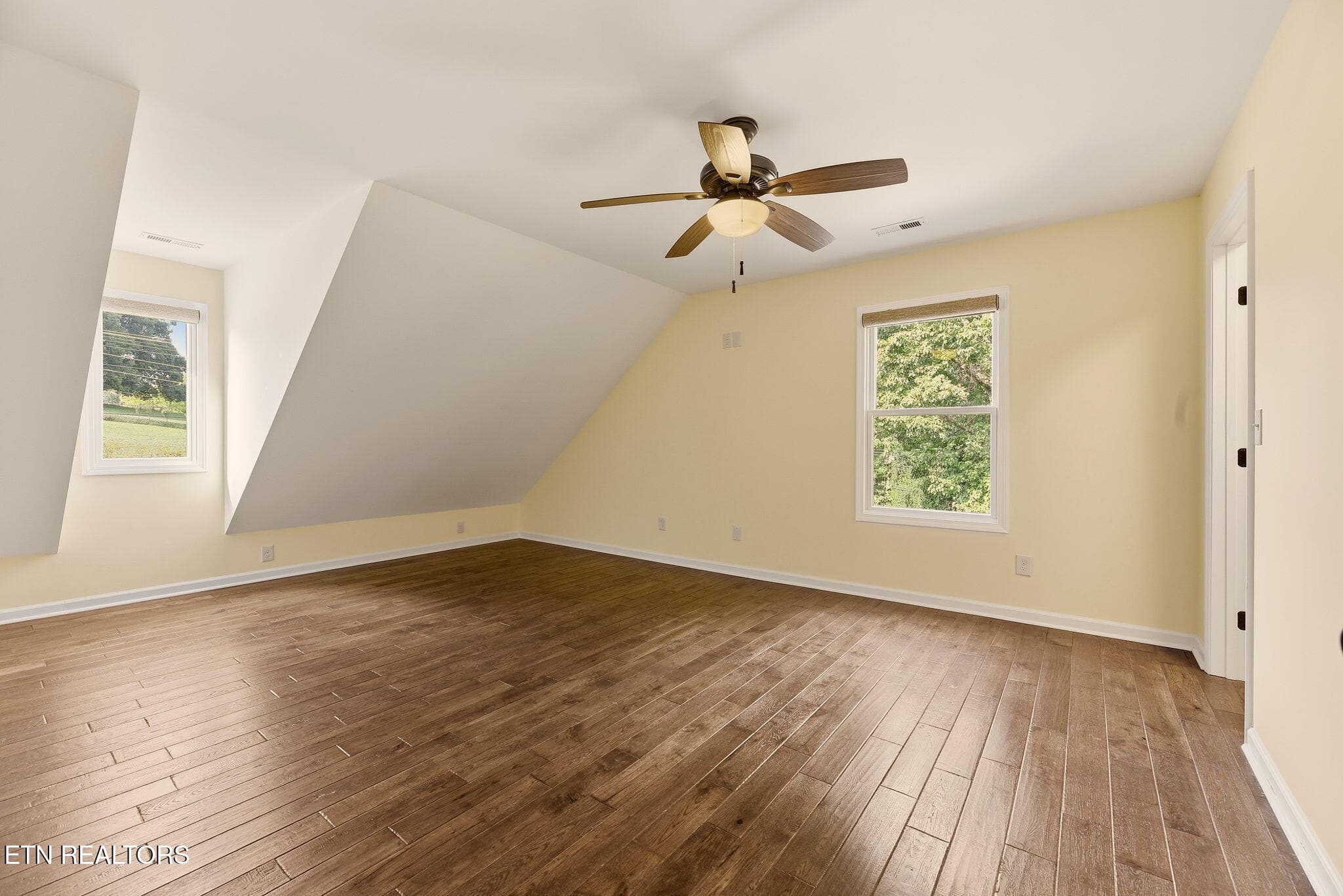 Upstairs bedroom - 7765 Beals Chapel Rd, Lenoir City, TN 37772
