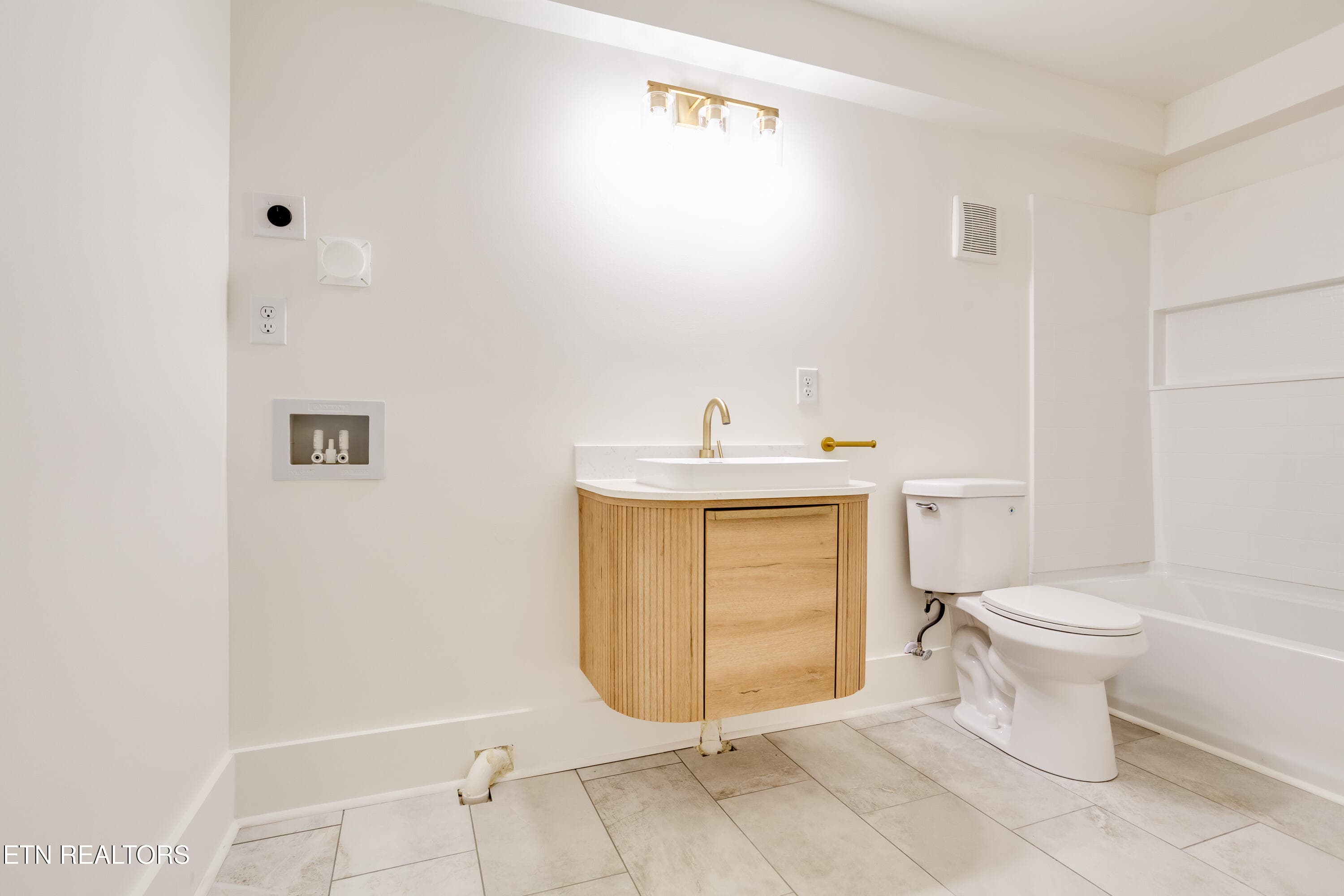 Laundry/Full Bathroom - 313 Lynnwood Drive, Knoxville, TN 37918, Knoxville