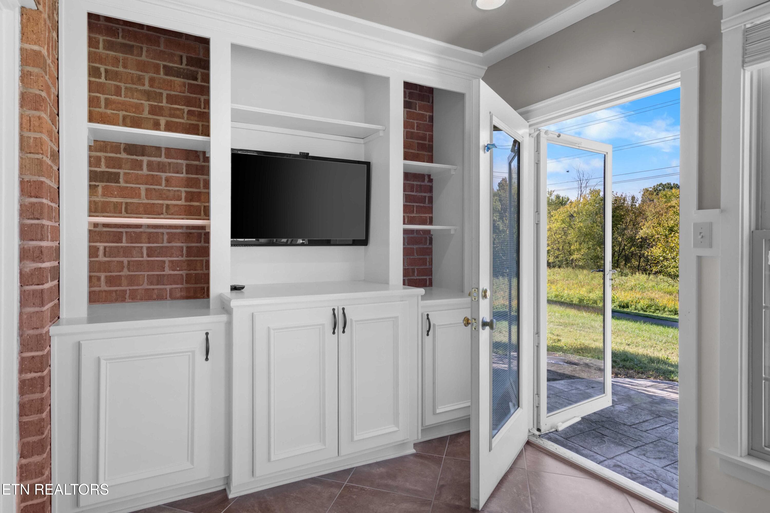 Sunroom Built In Storage - 7359 Shalimar Point Way, Knoxville, TN 37918, Knoxville